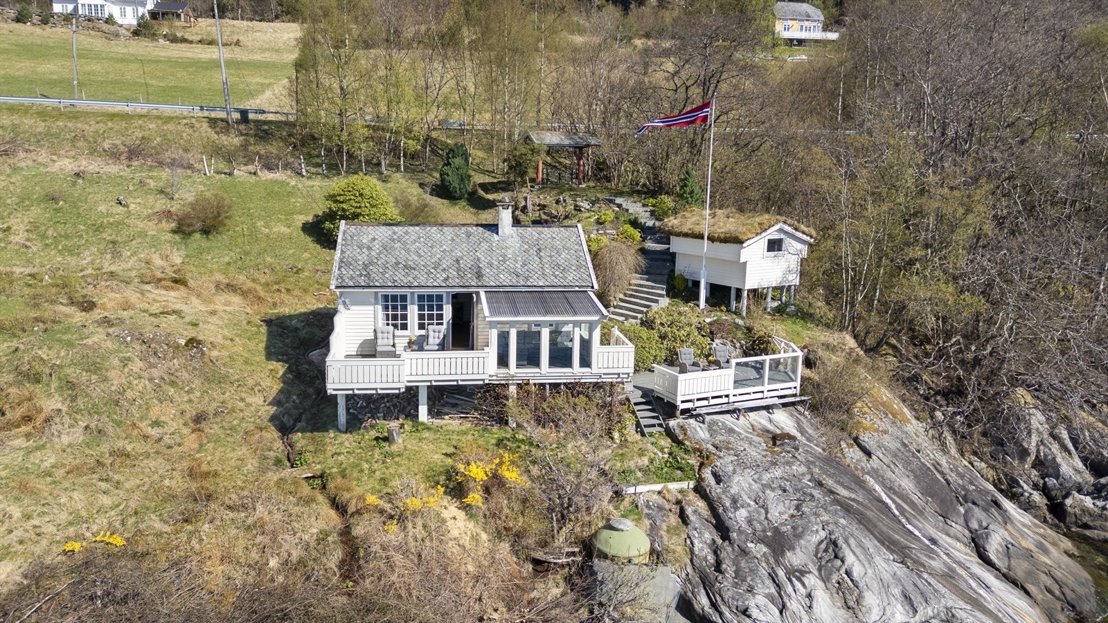 Eigedommen byr på fleire uteplassar, inkludert ein stor, sørvestvend altan med og utan takoverbygg Galleribilde