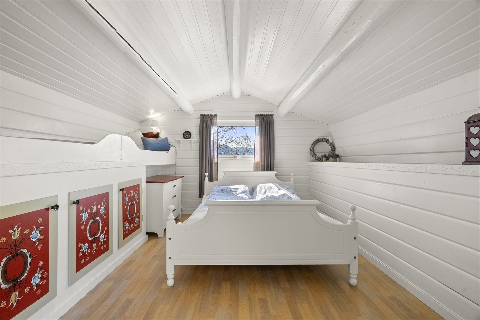 Annekset er smart innreidd med plassbygde senger, skap og har innlagt straum. Galleribilde