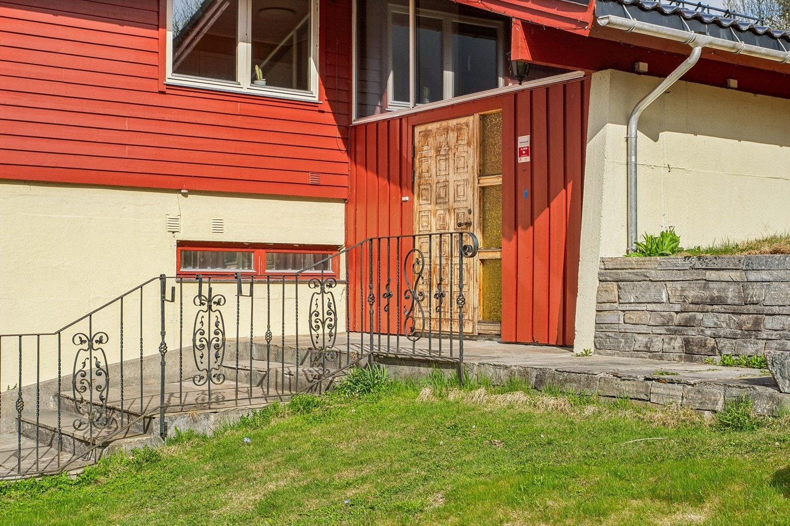 Husvære er arkitektteikna og framstår som ein meget spennande eigedom med fine kvalitetar. Galleribilde