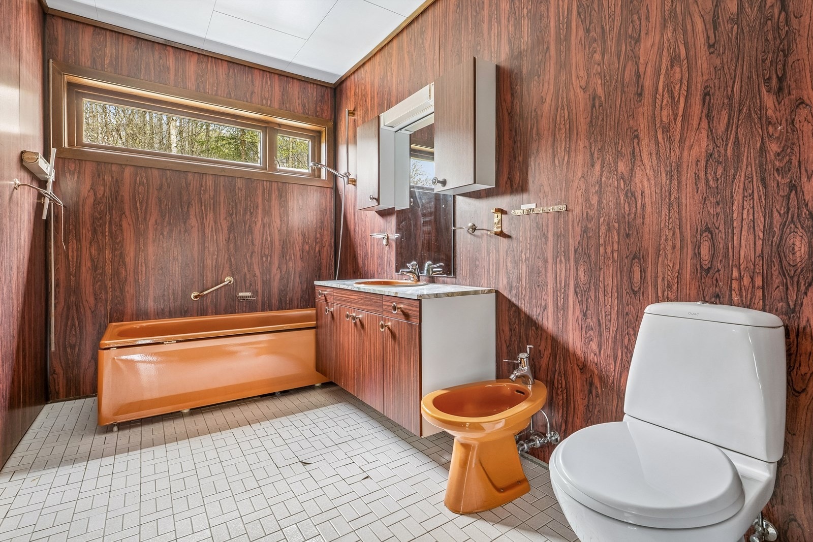 Badet i første etasje er frå byggeår, og er utstyrt med badekar, bidé og vassboren varme i golv. Galleribilde