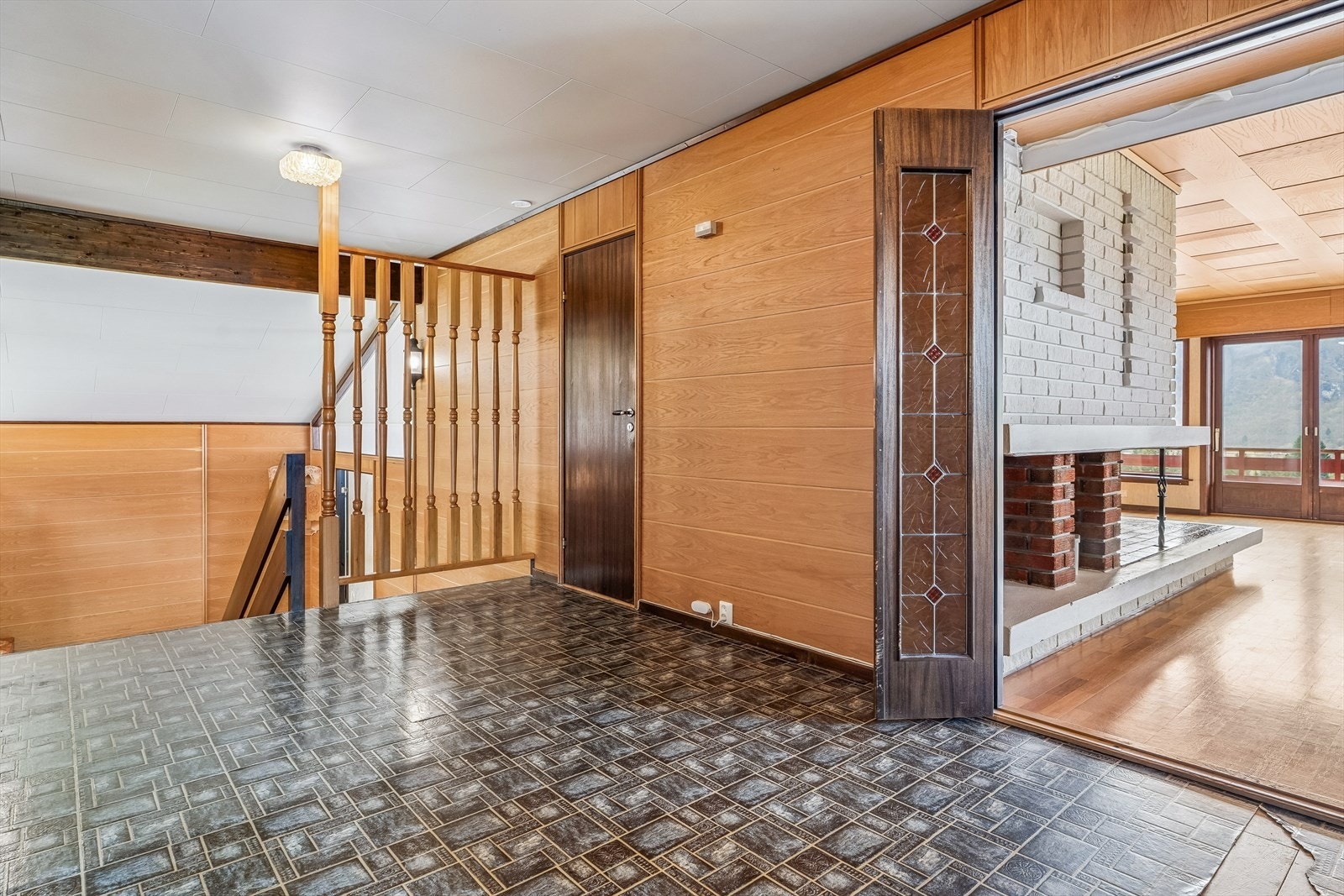 Trapperommet/gangen er bindeledd mellom kjøkken/stove og soverom/bad. Galleribilde