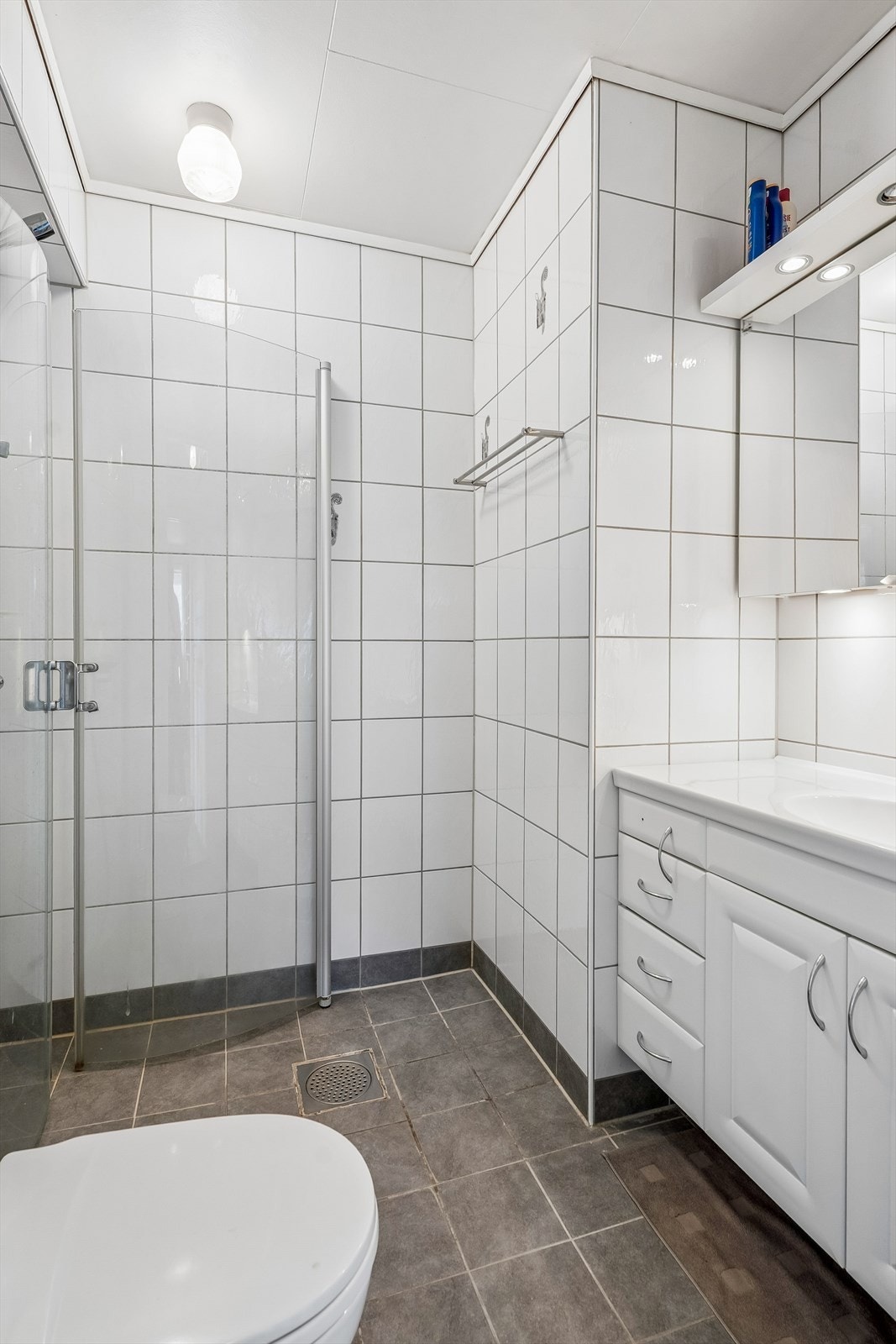 Badet i utleigedelen vart pussa opp i 2006. Her er det flis på golv og veggar, samt vassboren varme i golv. Galleribilde