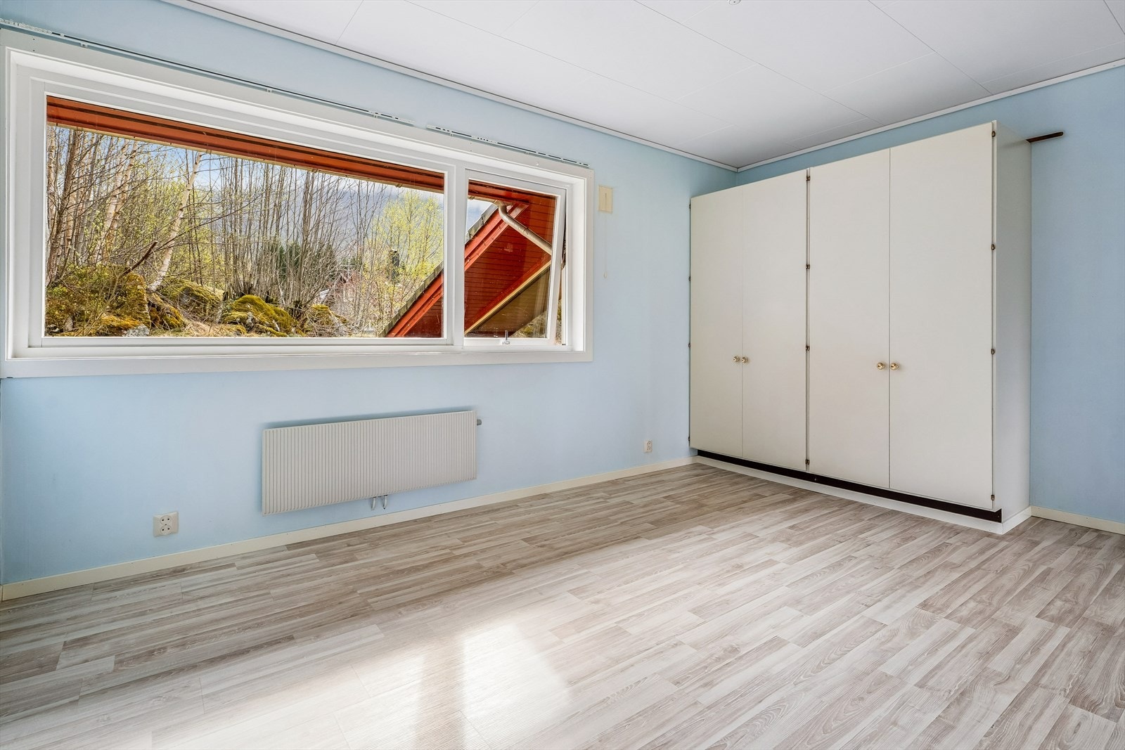 Soverom II, i hovudetasje. Her vart det lagt nytt golv og tapetsert i 2018. Galleribilde