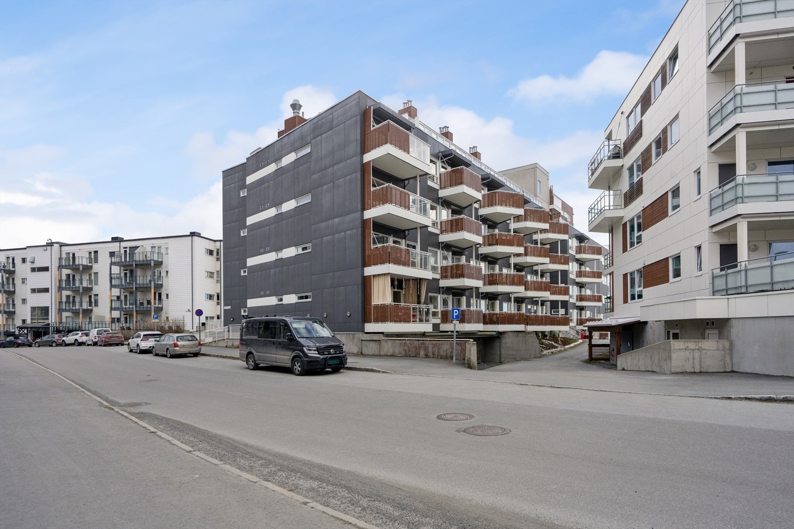 Fra leilighetsbygget har man kort vei til de fleste fasiliteter man måtte trenge i det daglige. Galleribilde