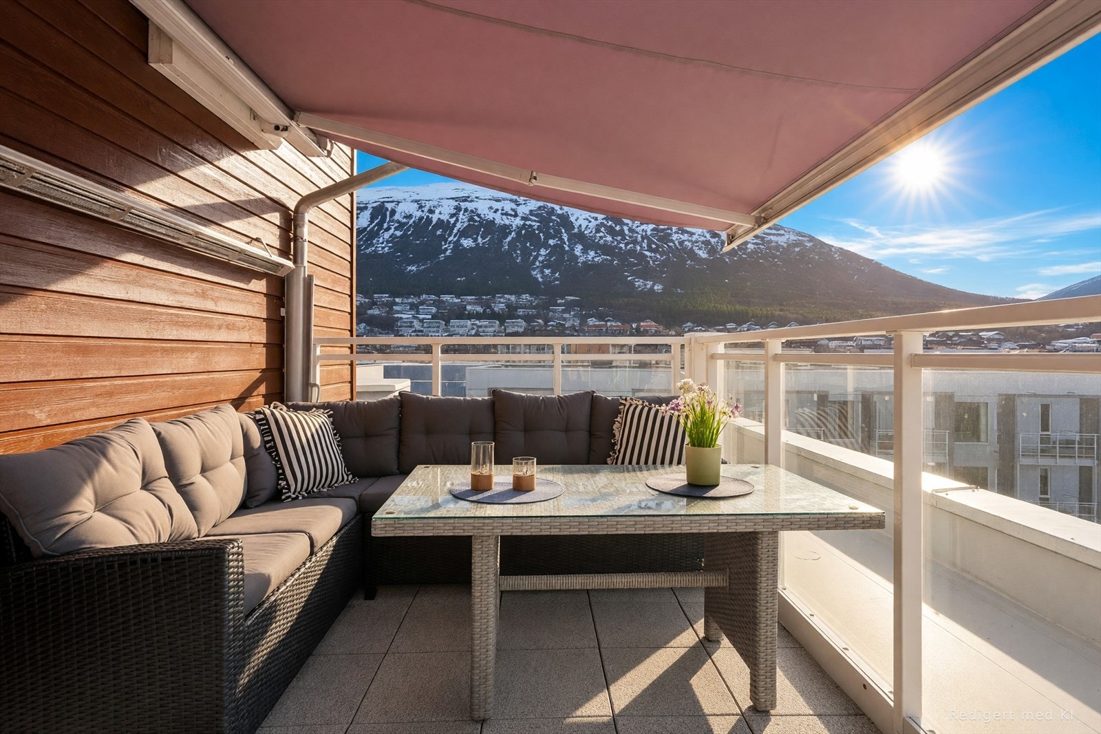 En elektrisk markise og terrassevarmer sørger for komfort på takterrassen, selv på kjøligere kvelder. (Sol av AI) Galleribilde