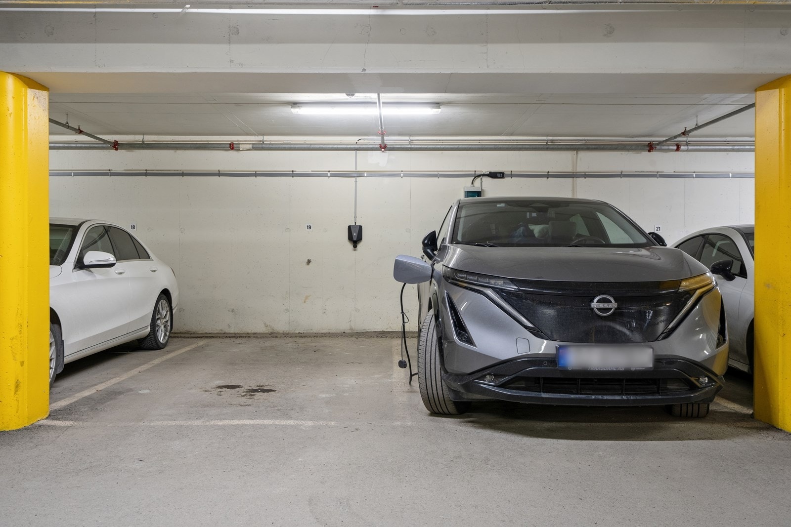 Leiligheten disponerer fast parkeringsplass med elbillader i lukket anlegg. Galleribilde