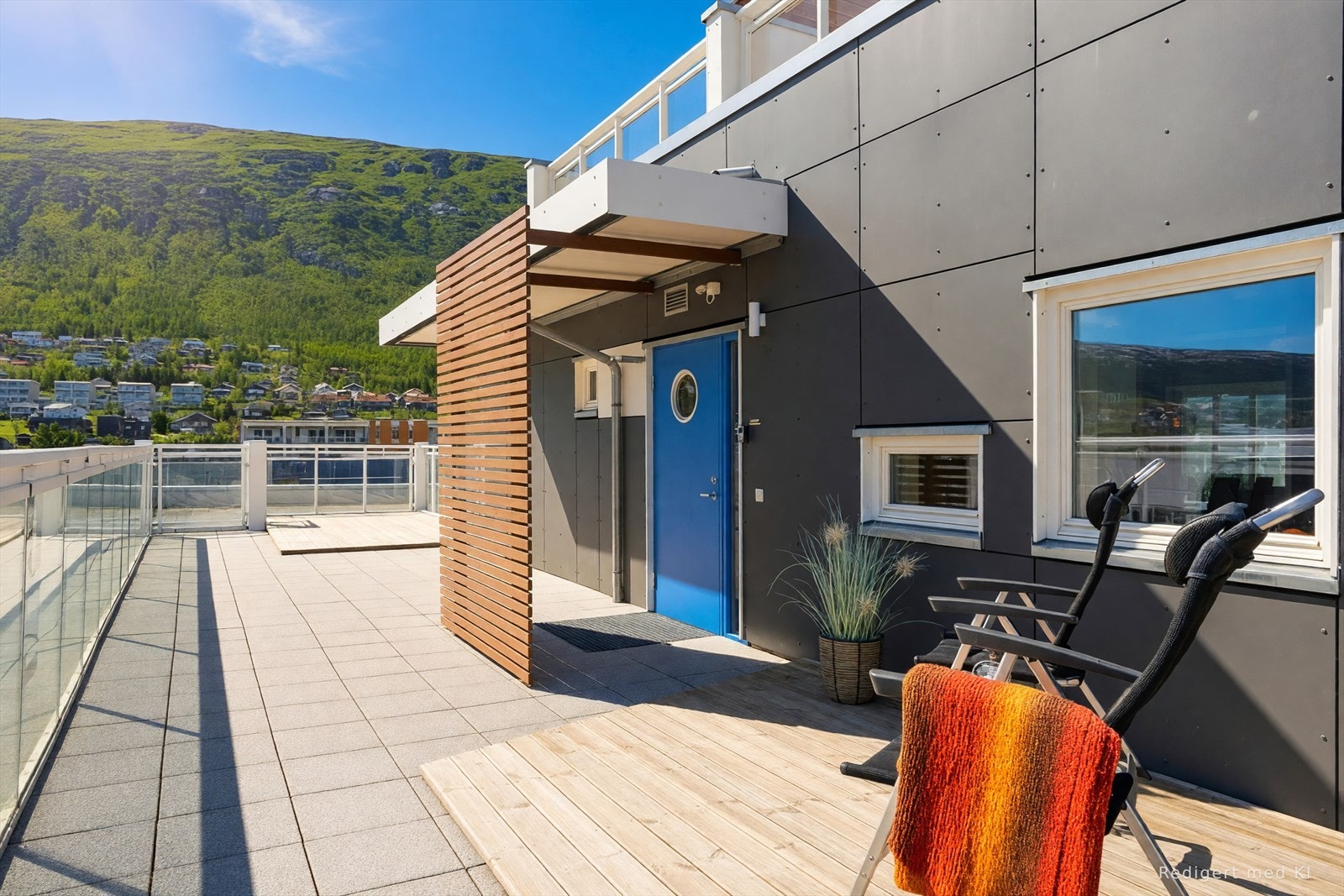 Leiligheten har et eget, skjermet uteområde ved inngangspartiet. Overbygget entre er praktisk både sommer og vinter. (Sommer og sol av AI) Galleribilde