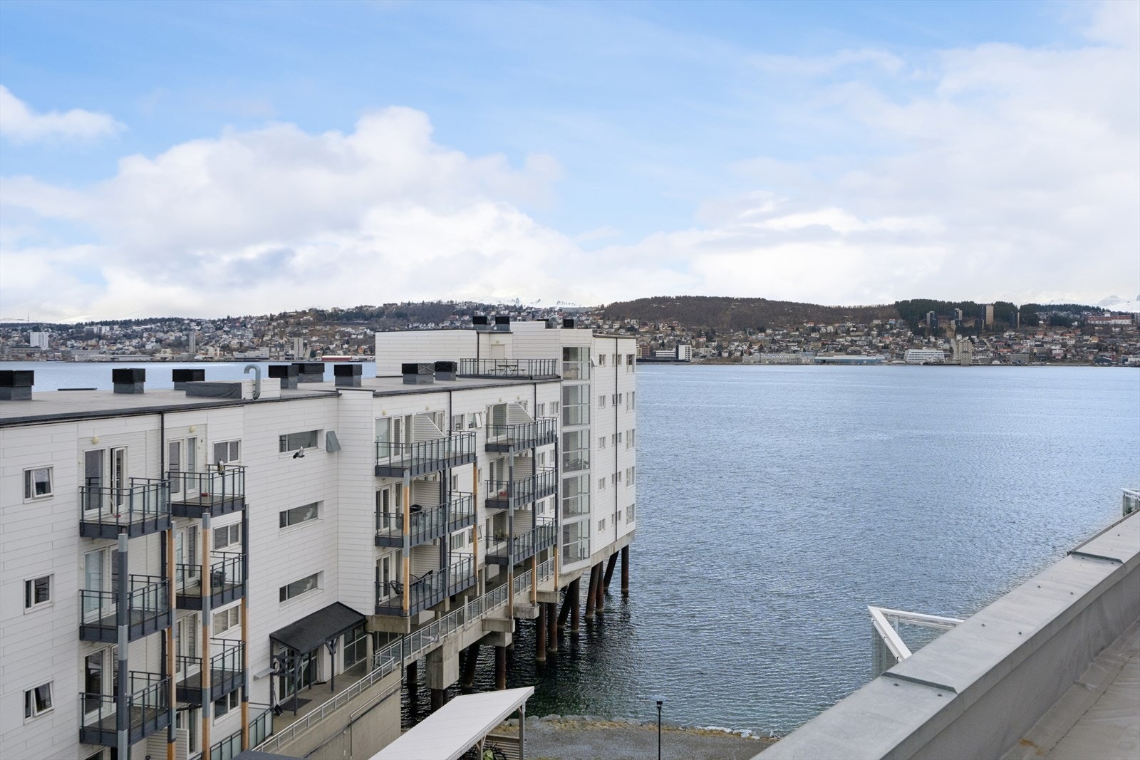 Fra leiligheten har du flott utsikt over sundet og bybildet. Galleribilde