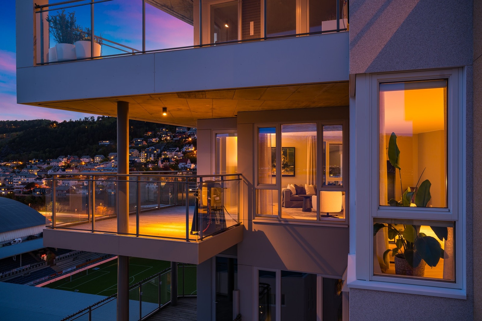 Veranda nummer 2. Her kan man, i tillegg til den fantastiske utsikten, se Color Line Stadion. Se gjerne boligvideoen som er lagt ved i FINN-annonsen for en nærmere titt. Galleribilde