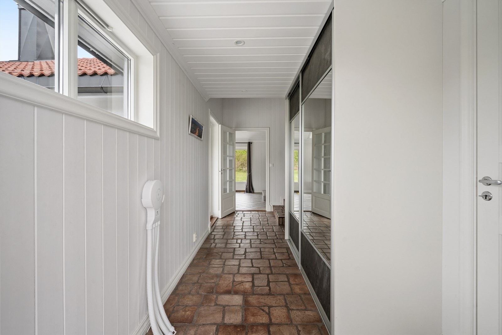 Entréen skaper et godt førsteinntrykk for boligen. Galleribilde