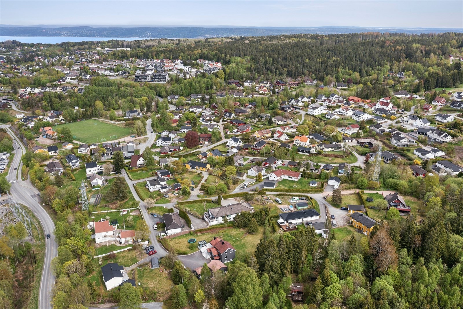 Det er gangavstand til lysløpe på Torvbråten med preparerte skiløyper om vinteren samt gode turveier på sommeren. Galleribilde