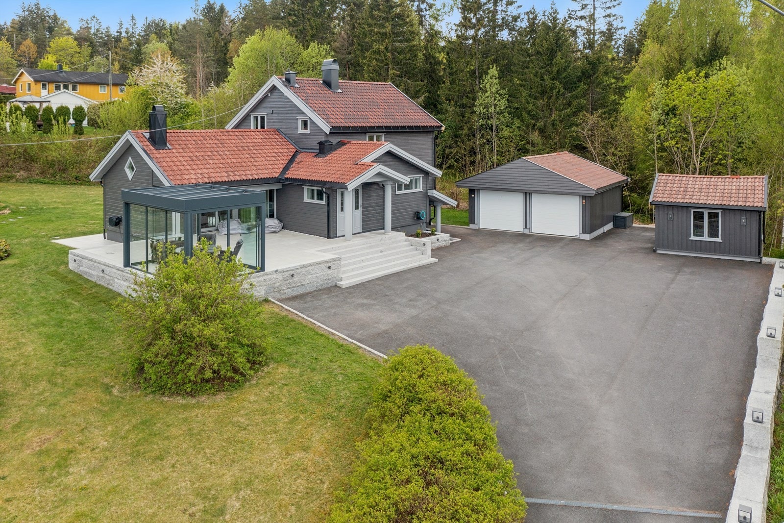 Asfaltert gårdsplass med flotte granittløsninger rundt gårdsplassen! Galleribilde