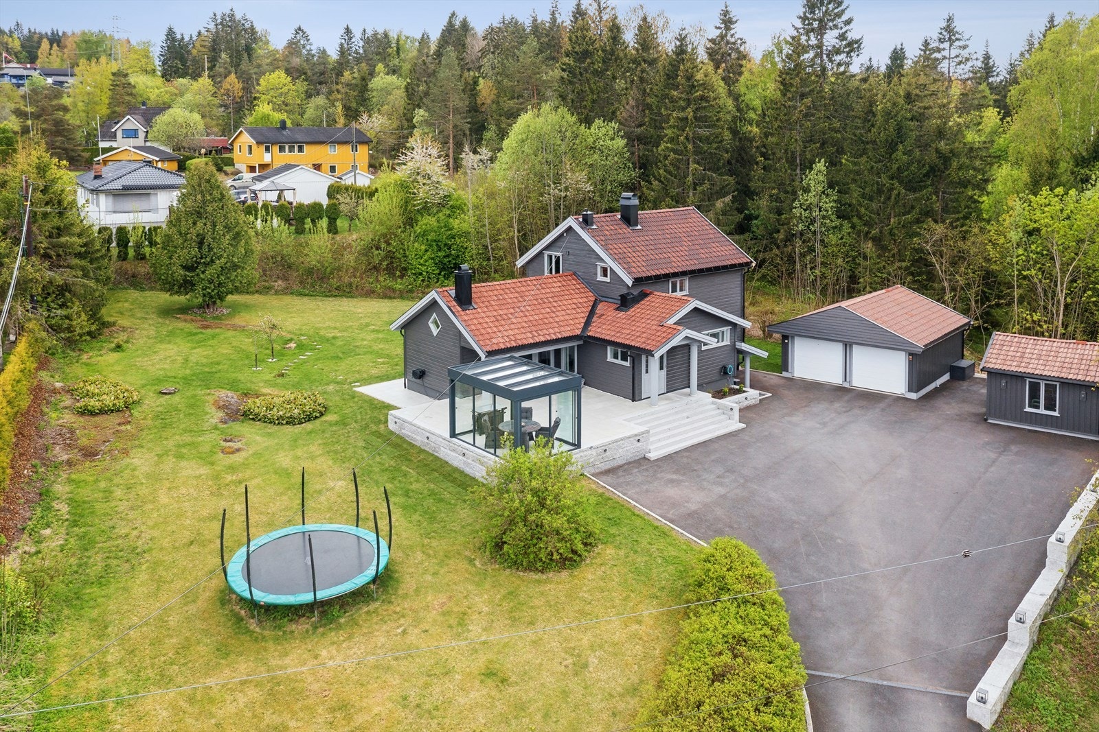 Stor og flat tomt på over 2 mål. Tomten er pent opparbeidet med gressplen og beplantning. Galleribilde