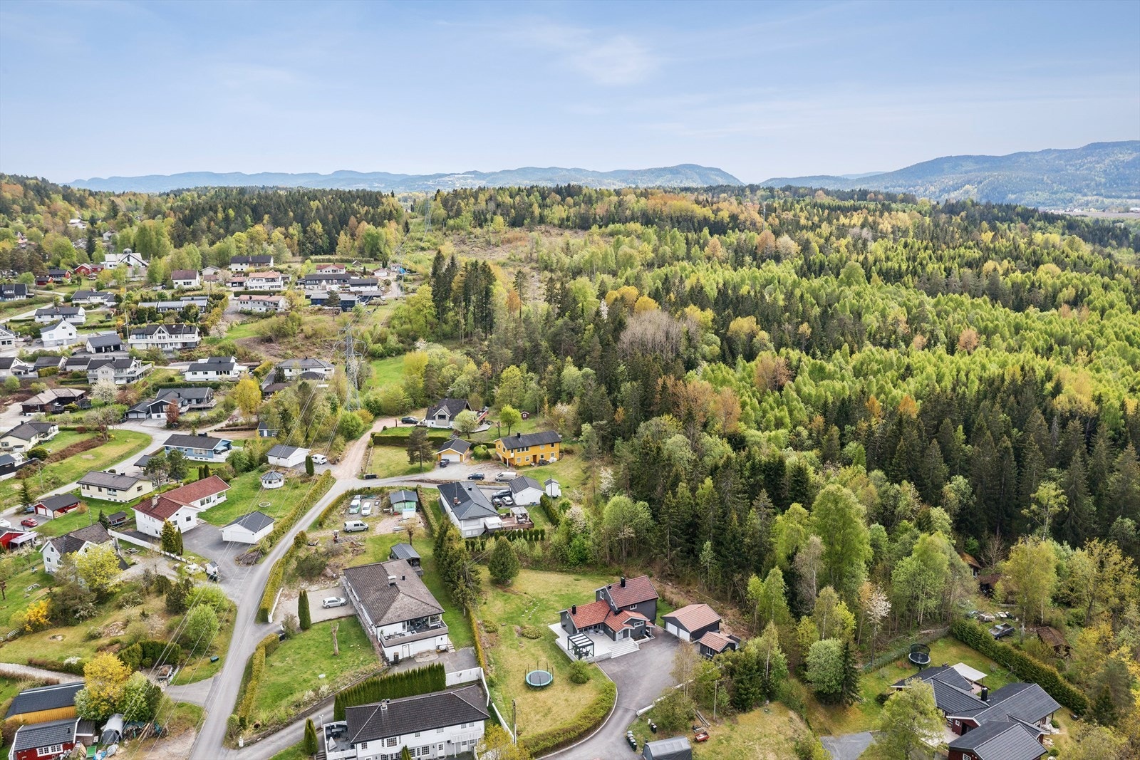 Boligen ligger like ved flotte tur- og rekreasjonsmuligheter, skoler, barnehager og offentlig kommunikasjon. Galleribilde