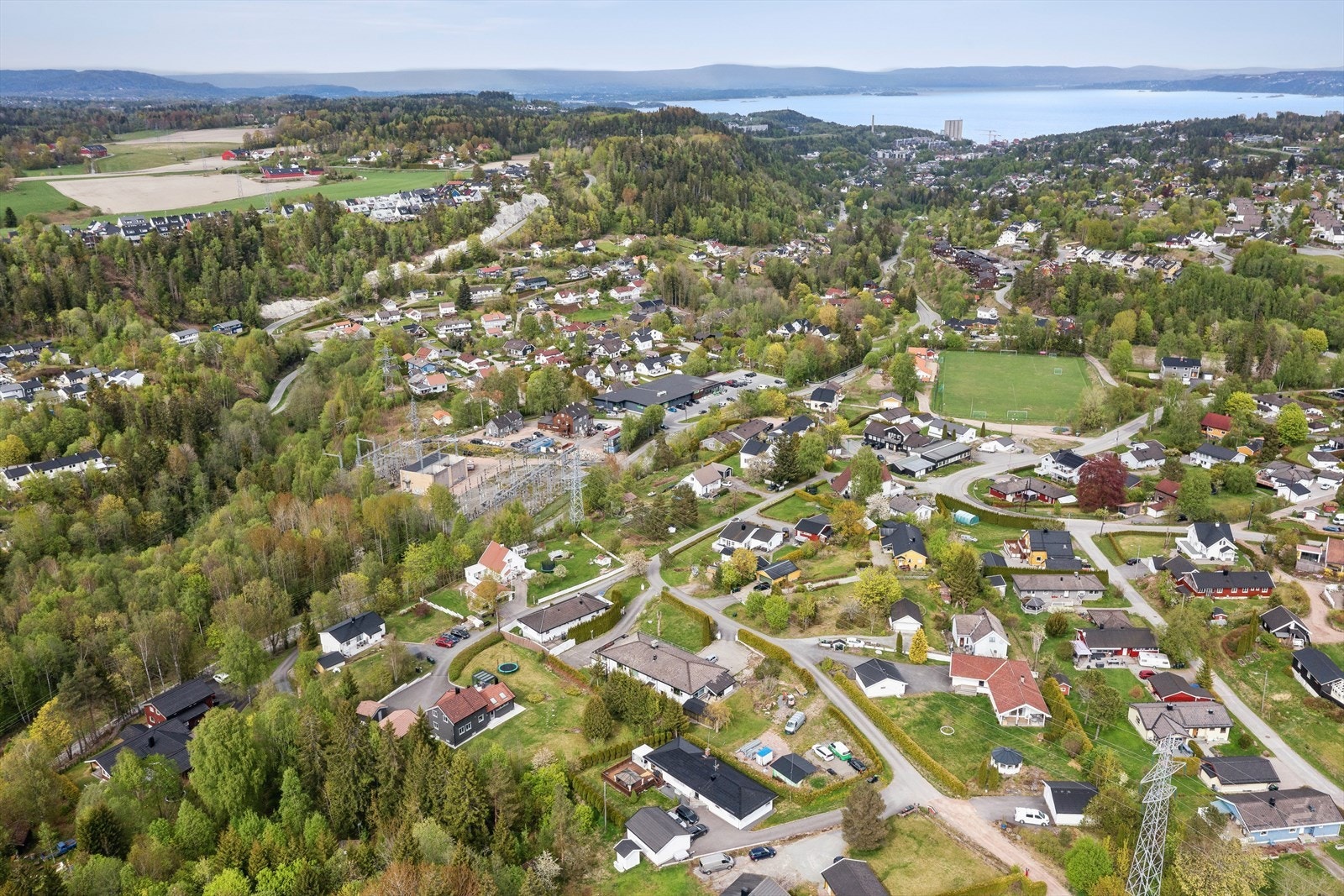 Dagligvarehandelen kan gjøres på Kiwi Bødalen. Det er ca. 5 min med bil til Rortunet kjøpesenter med bl.a. vinmonopol, apotek, Meny, klesforretninger, Kanel Cafe, frisører mm. Galleribilde