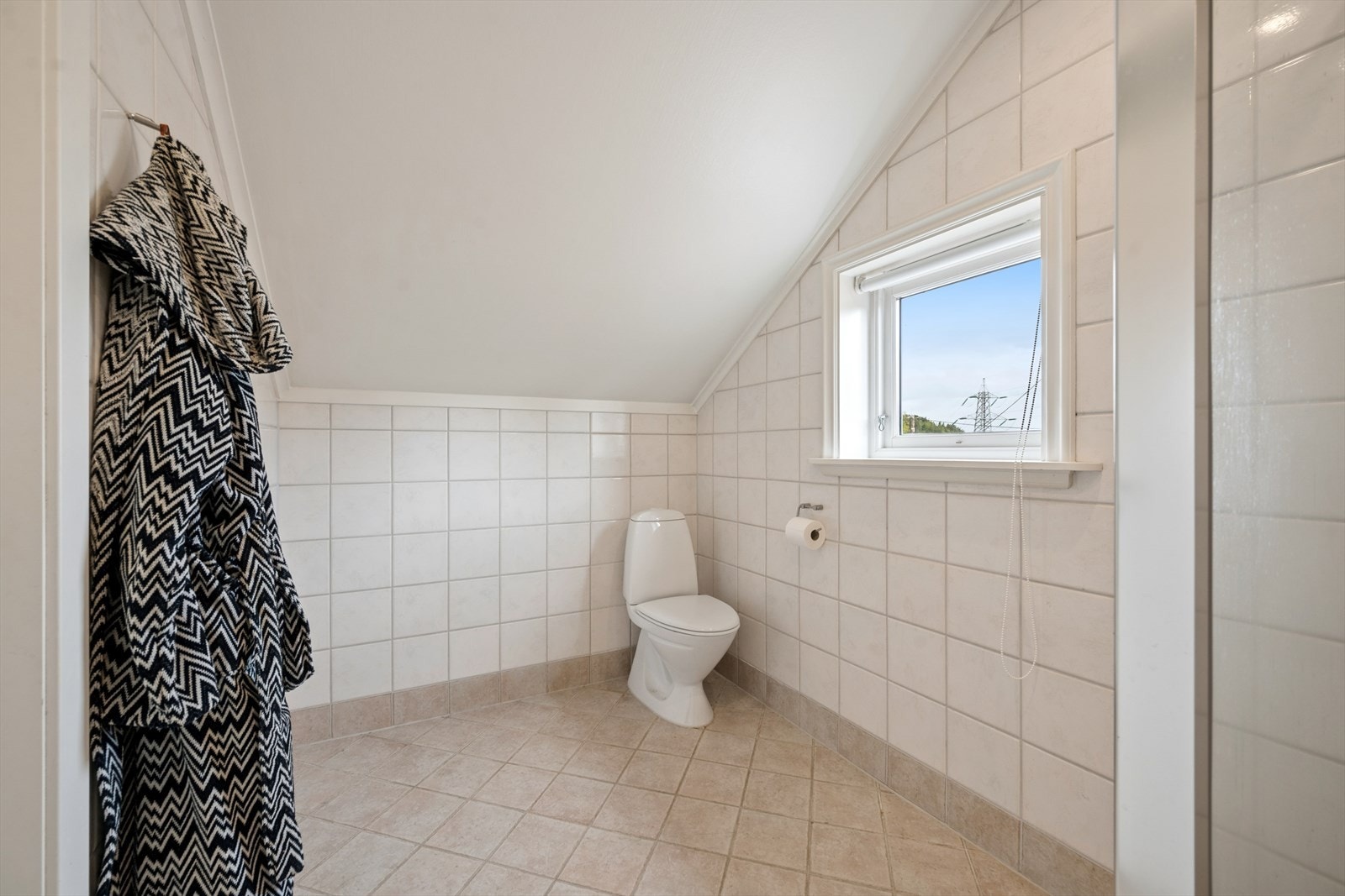 Baderomsinnredning bestående av servantskap og speilskap, toalett, dusj og servant. Rommet har elektrisk styrt vifte. Galleribilde
