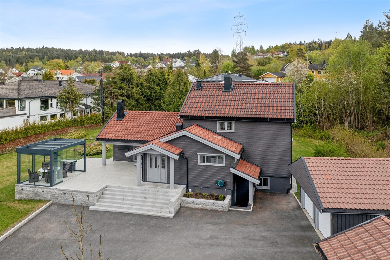 Det er flere uteplasser rundt boligen: Stor terrasse ved boligen, egen terrasse bak uthus, flere soner for både ro og sosialt samvær! Galleribilde
