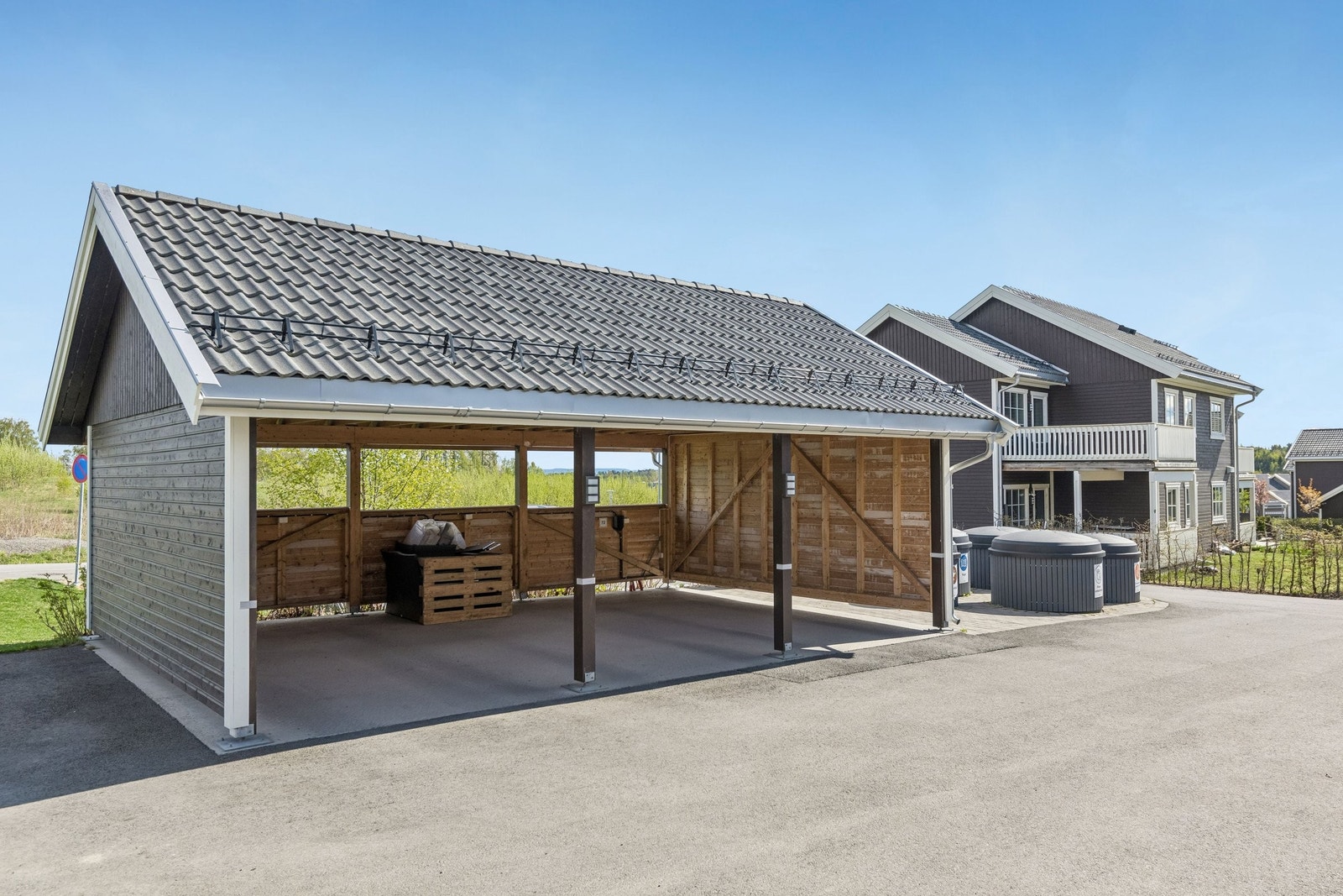 Carport med elbillader Galleribilde