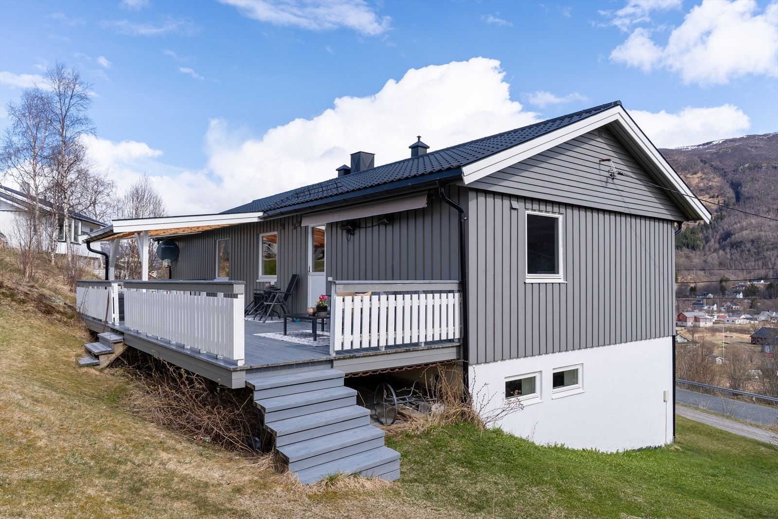 Fin og romslig terrasse på boligens bakside samt hage Galleribilde