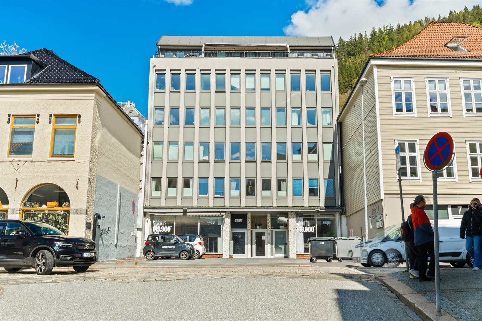 Her bor du med umiddelbar nærhet til alt byen har å by på, samtidig som leiligheten byr på moderne overflater og en praktisk planløsning! Galleribilde