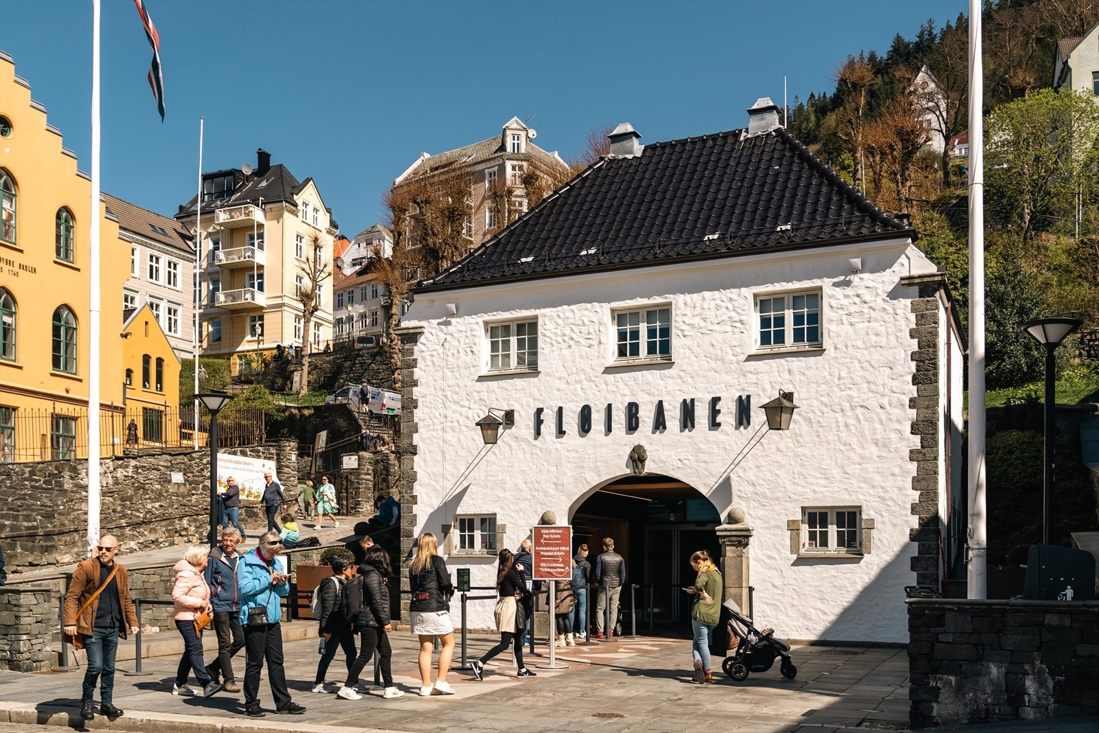 Leiligheten ligger svært sentralt til i attraktive Øvregaten, kun få meter fra Fløibanens nedre stasjon. Galleribilde