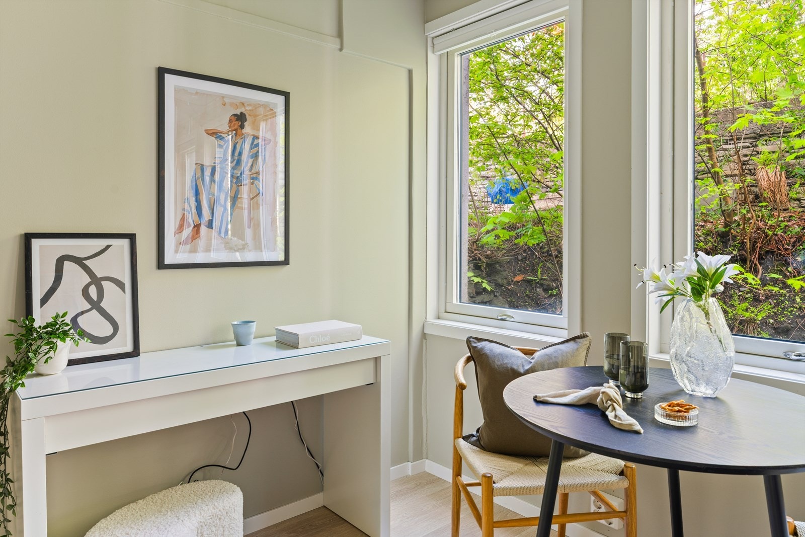 Leiligheten disponerer en intern bod på 1 m² og en ekstern bod på ca. 1 m² som gir praktisk oppbevaringsplass til sesongutstyr og øvrige eiendeler. Galleribilde