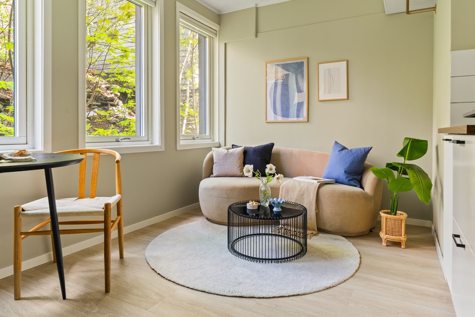 Leiligheten fremstår med moderne og gjennomgående fine overflater. På gulvene er det laminat fra 2026 som gir et stilrent og helhetlig uttrykk. Vegger og tak er utført i lyse, malte flater som bidrar til en luftig og innbydende atmosfære. Galleribilde
