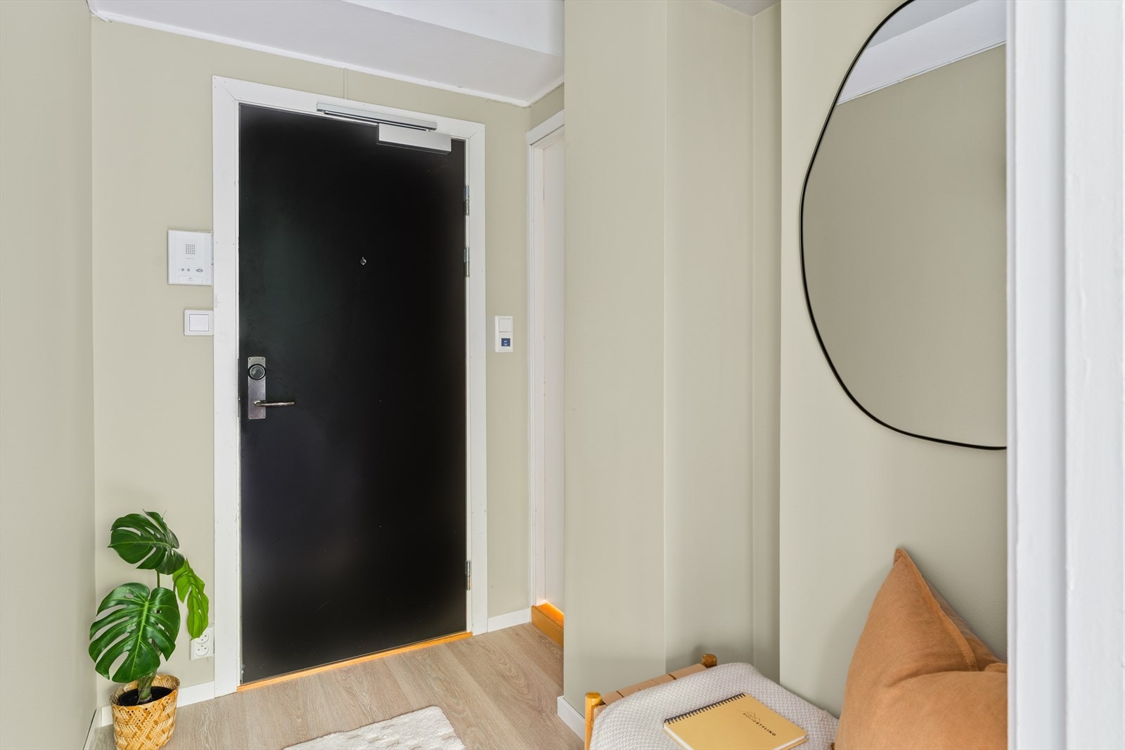 Man ønskes velkommen inn i en lys og romslig entré med gode oppbevaringsmuligheter for yttertøy og sko. Leiligheten gir et svært godt førsteinntrykk med pene farge- og materialvalg som skaper en hyggelig atmosfære allerede ved ankomst. Galleribilde