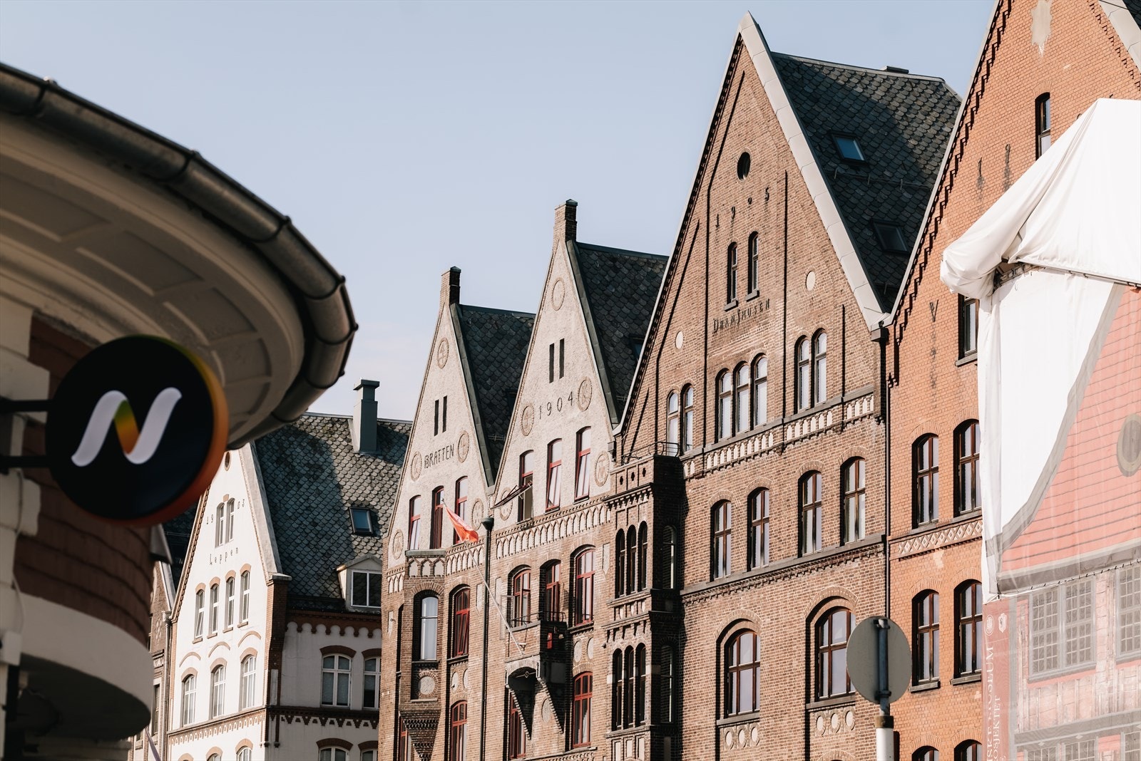 Her bor du omgitt av Bergens historiske sjarm, med kort vei til kjente steder som Bryggen, Fisketorget og Bergenhus Festning. Samtidig har du enkel tilgang til sentrum sitt brede tilbud av butikker, restauranter og kulturaktiviteter. Galleribilde