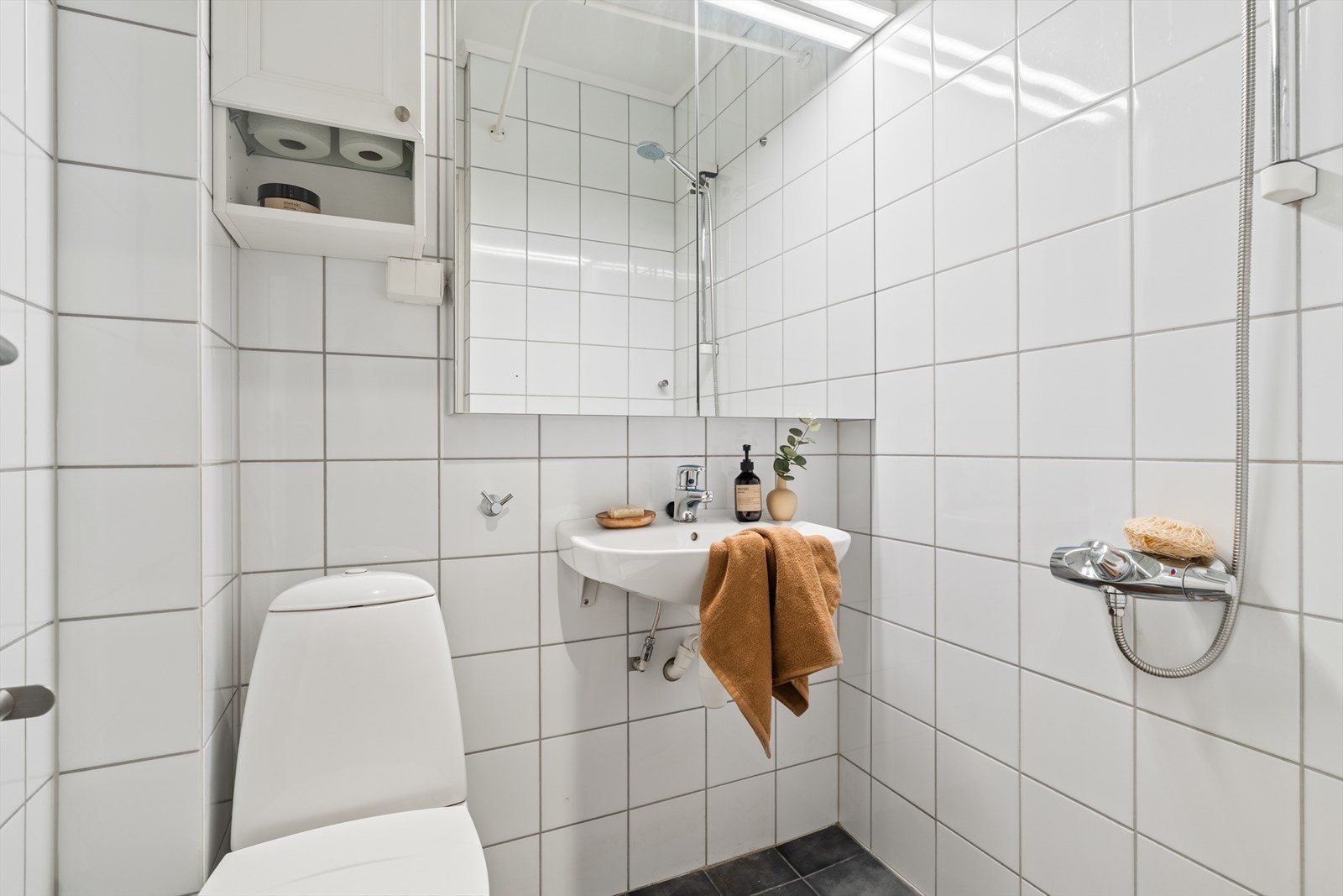 Badet er helfliset og holder en moderne standard med varmekabler i gulvet som gir ekstra komfort. Galleribilde