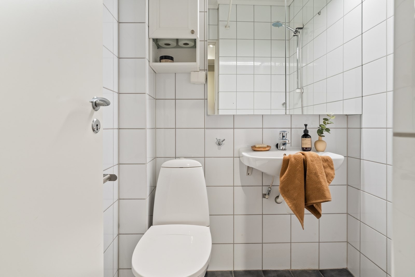 Rommet er innredet med servant, toalett og dusjløsning, og fremstår som både praktisk og stilrent. Galleribilde