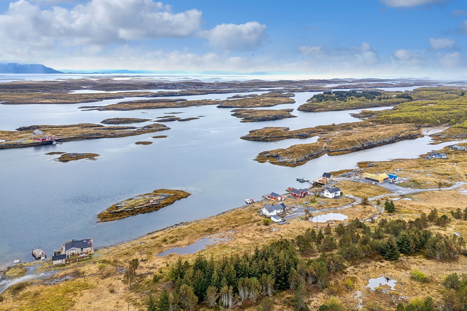 Eiendommen ligger i et område kjent som et eldorado for kajakkpadling, med tusenvis av øyer, holmer og skjær. Galleribilde