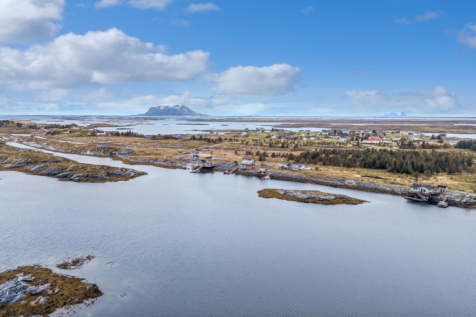 Området byr på fantastiske tur- og fiskemuligheter, med den karakteristiske Helgelandskysten som ramme. Galleribilde