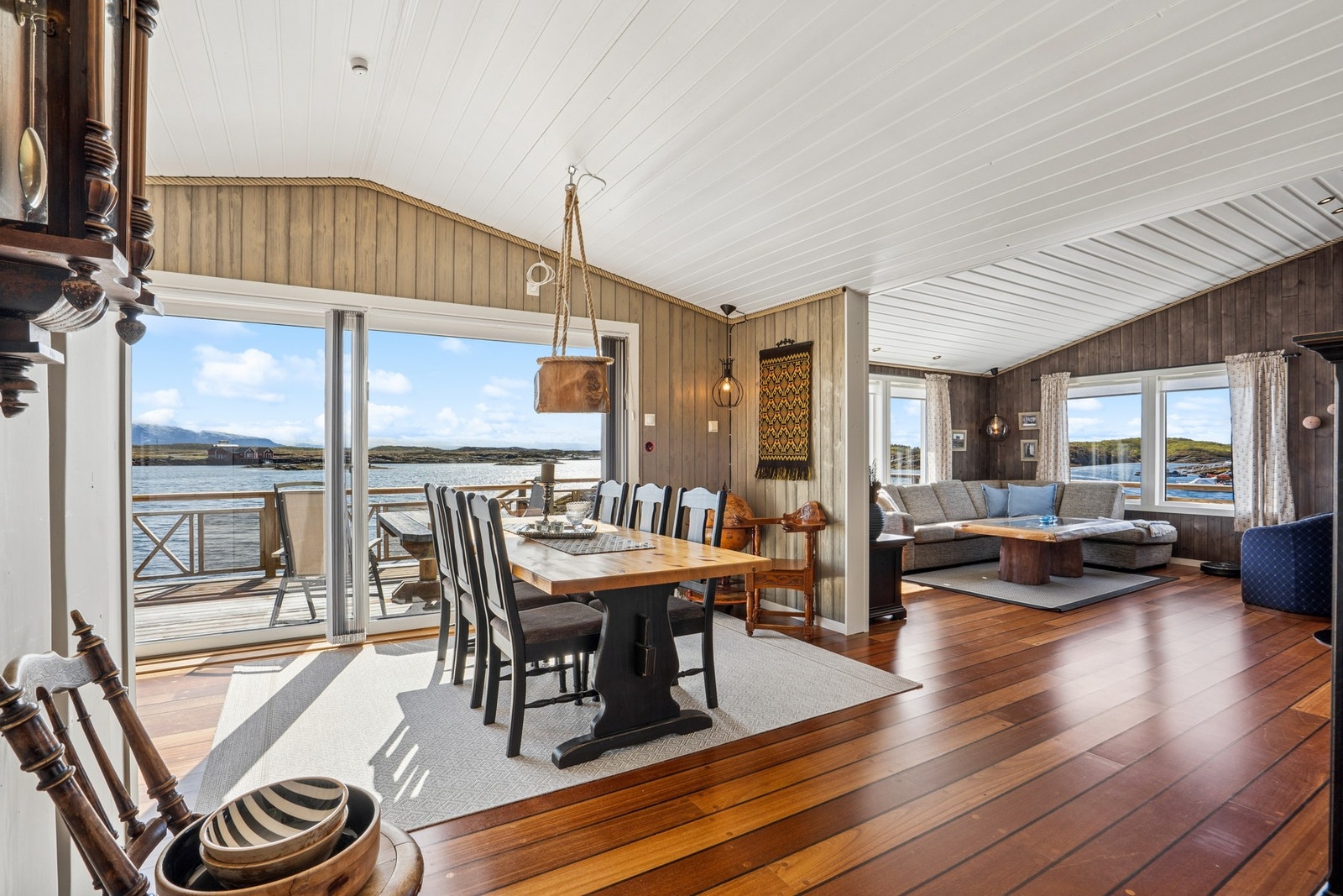 Spisestuen har god plass til langbord og er et naturlig samlingspunkt for måltider med familie og venner. Galleribilde
