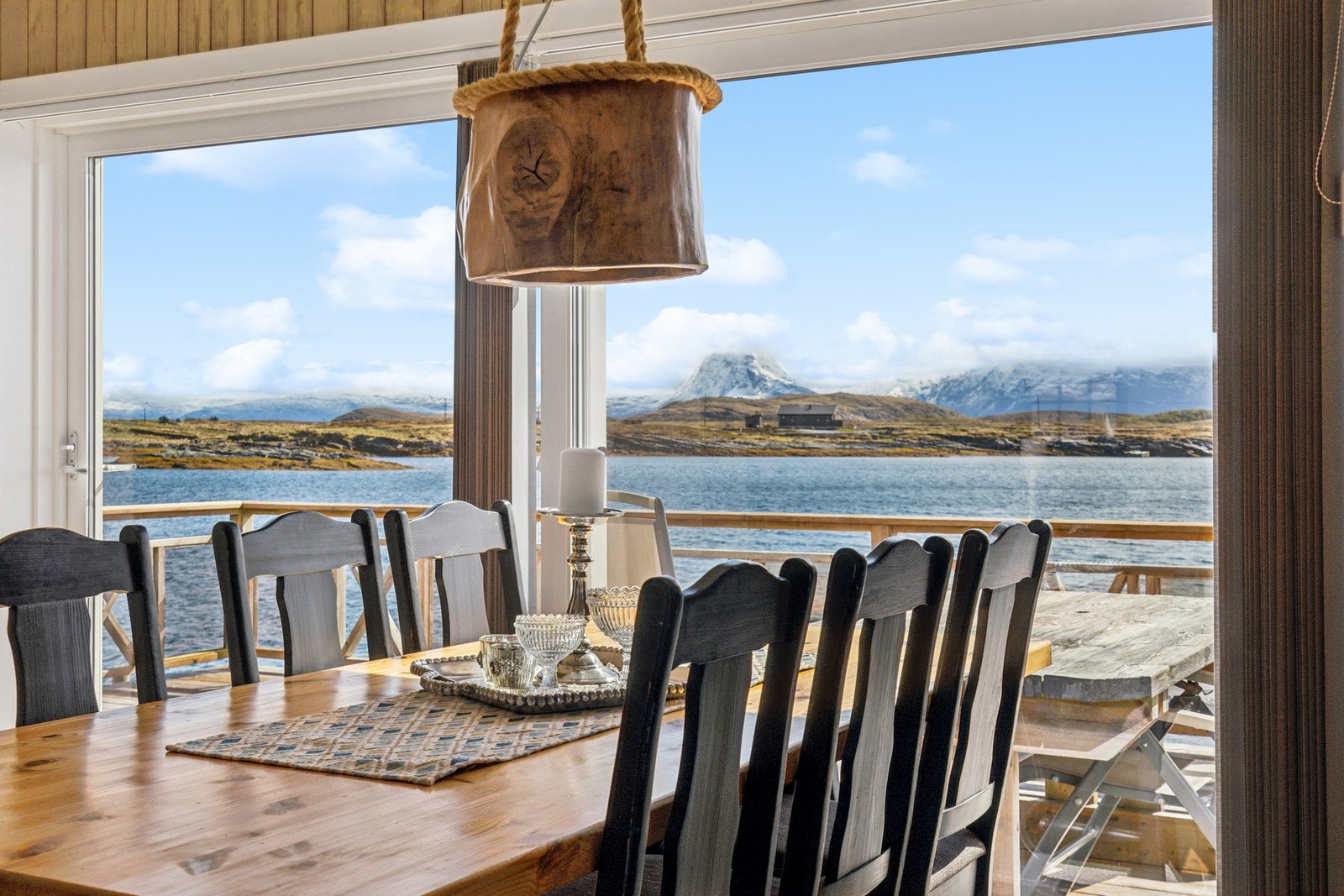 Nyt måltidene med panoramautsikt over fjorden. Galleribilde