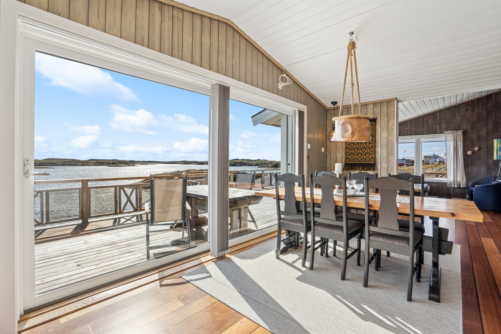 Fra spisestuen er det utgang til terrassen via en stor, isolert skyvedør fra 2014. Galleribilde