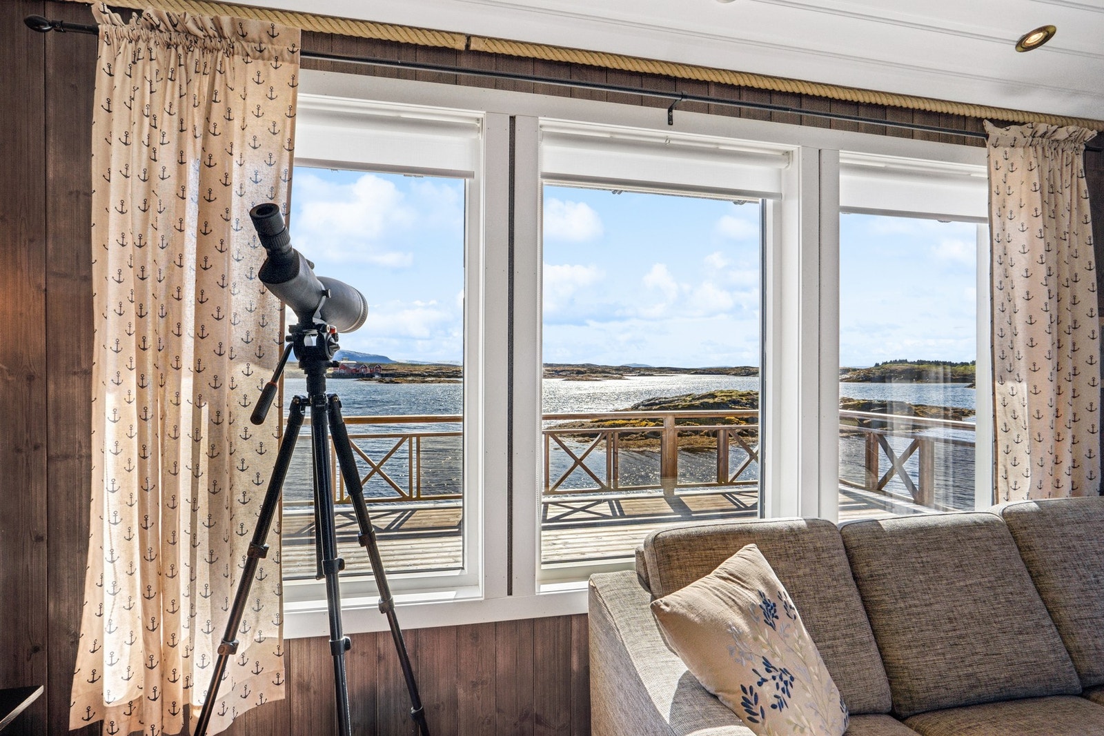 Fra stuen kan du følge med på båtlivet og det skiftende kystlandskapet. Galleribilde