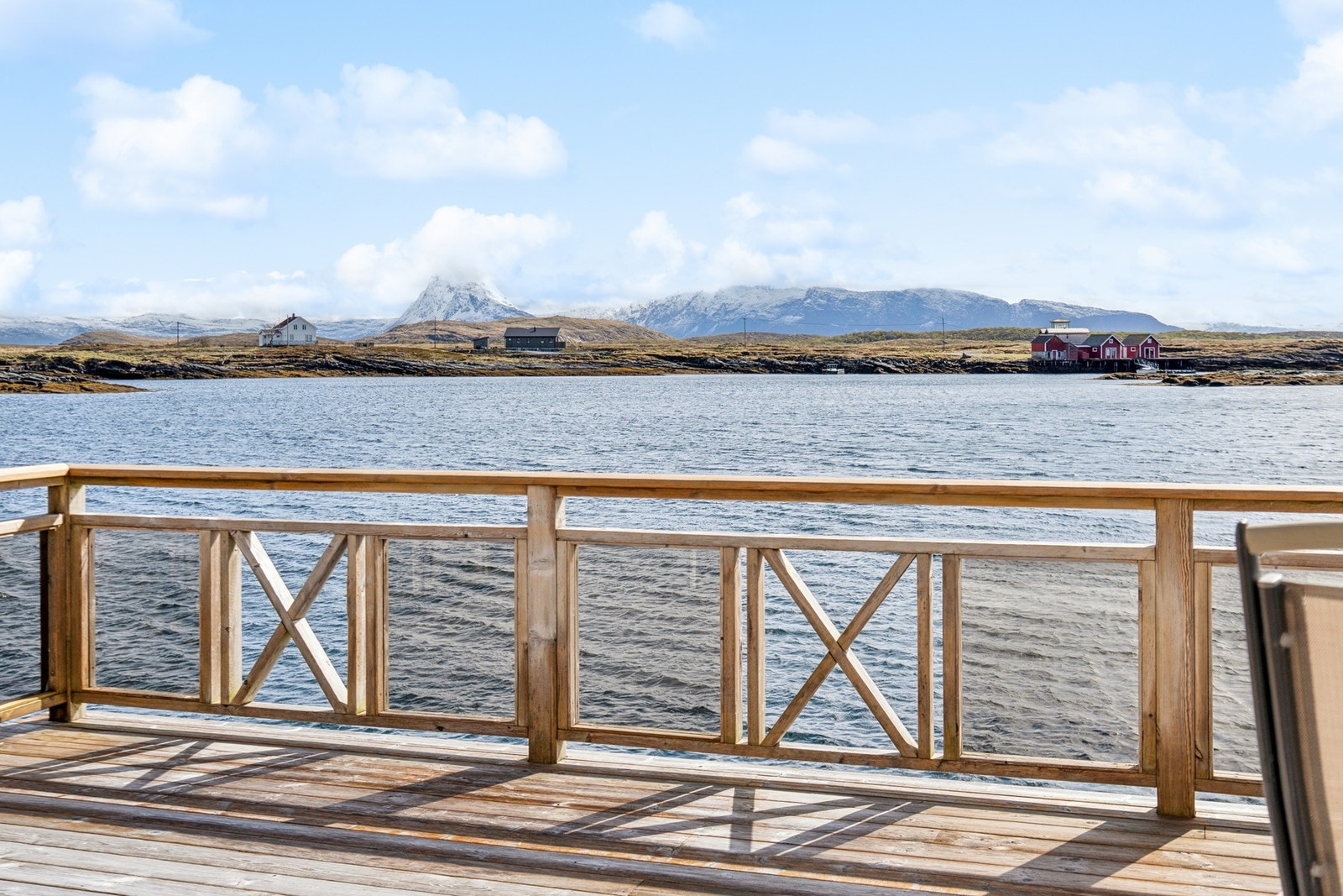 Her kan du nyte utsikten mot øyene og fjellene på Helgelandskysten. Galleribilde