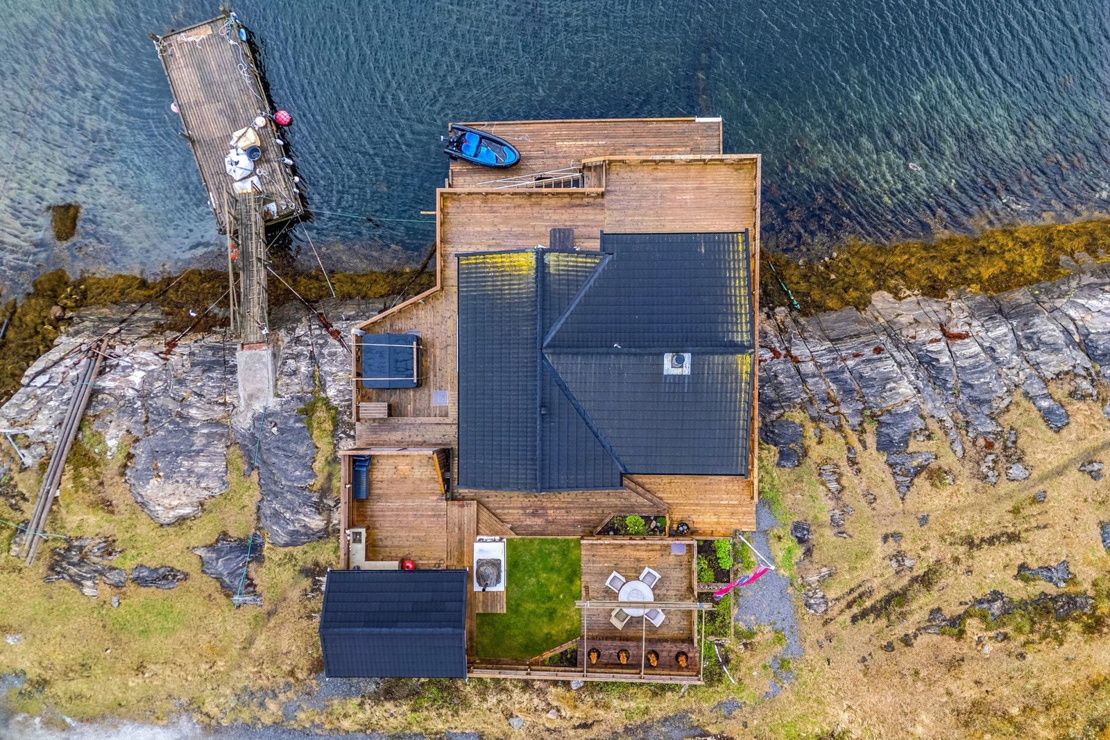 Uteområdet omkranser hele hytta, med terrassedekk, kai og en ny jacuzzi fra Tindebad. Galleribilde
