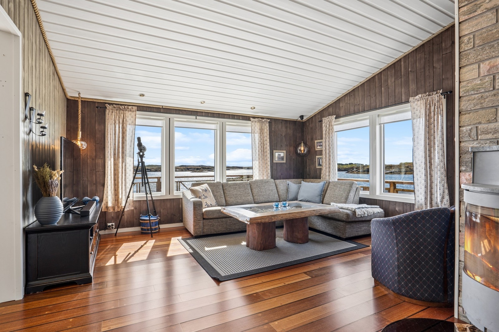 Store vindusflater i stuen gir rikelig med lys og en fantastisk utsikt mot havet og øylandskapet. Galleribilde
