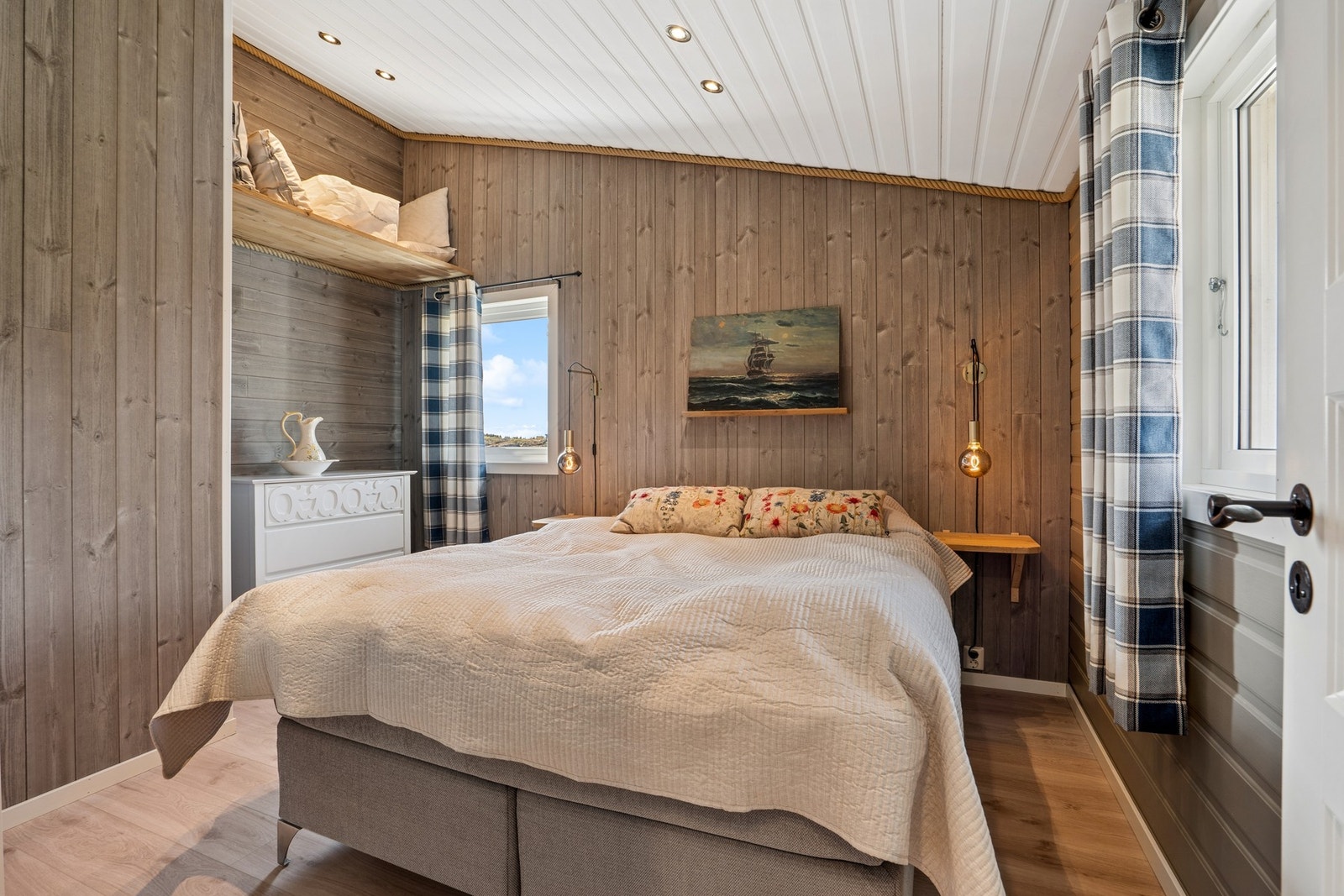 Hytta har to soverom. Dette rommet har beiset panel og plass til dobbeltseng. Galleribilde