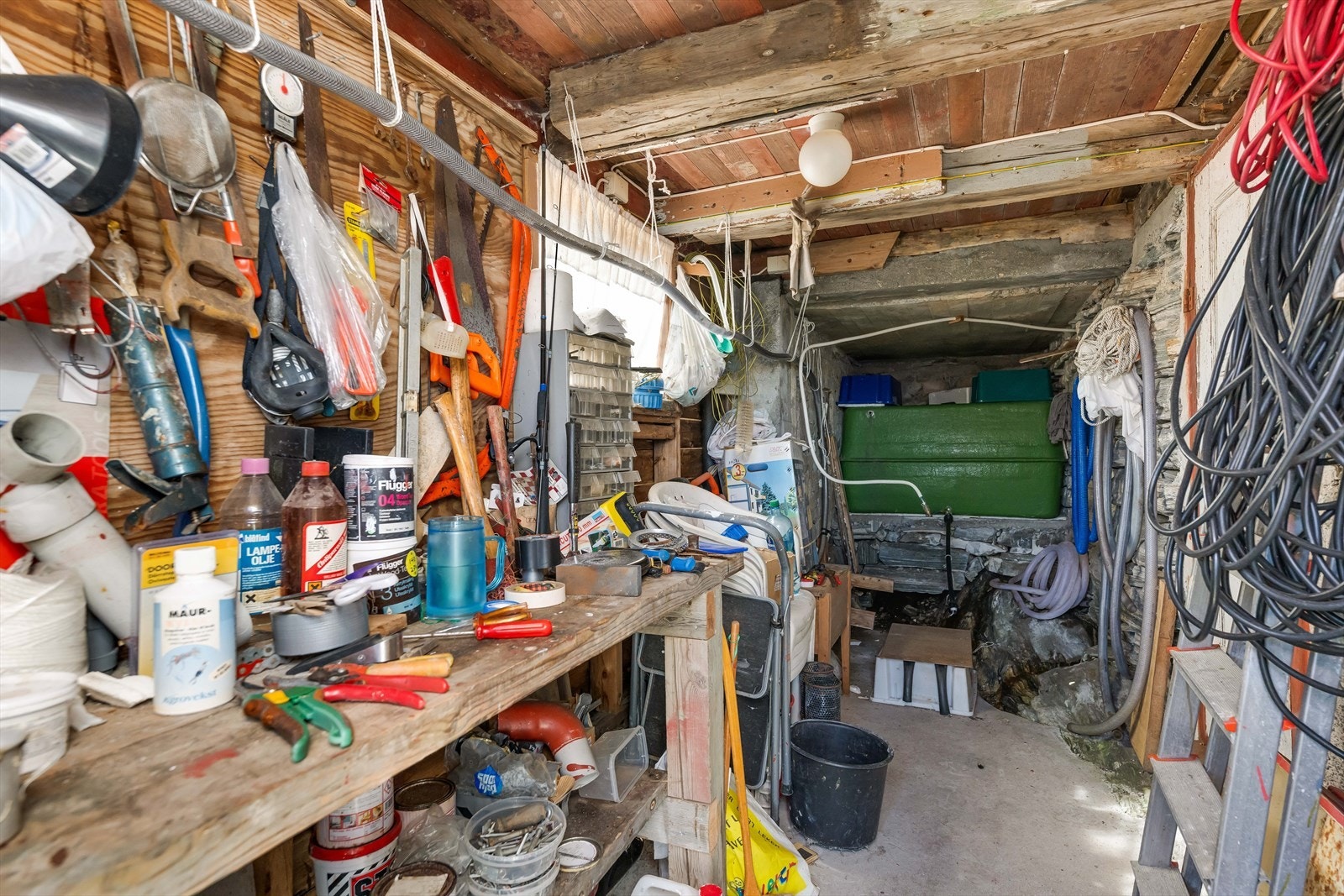 Kjelleren har vegger av natursteinsmur og betong. Galleribilde