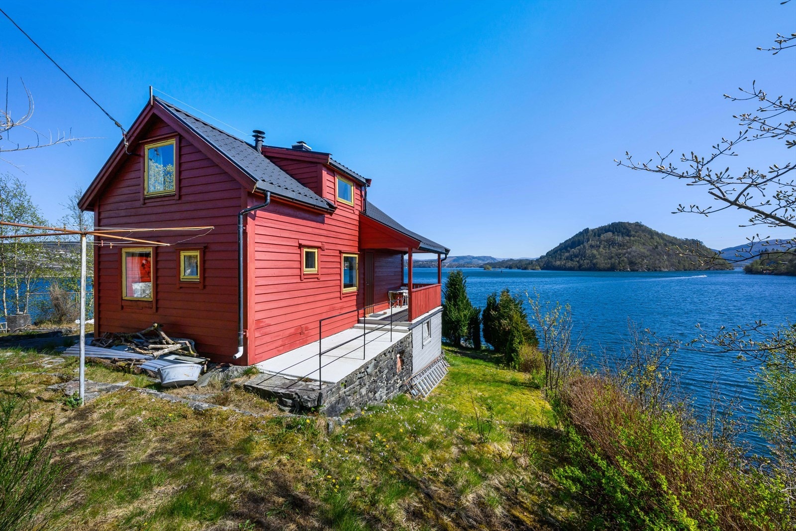 En klassisk fritidsbolig fra 1936, usjenert plassert ved fjorden. Eiendommen er en sjarmerende mulighet til å skape sin egen drømmeplass ved sjøen. Galleribilde