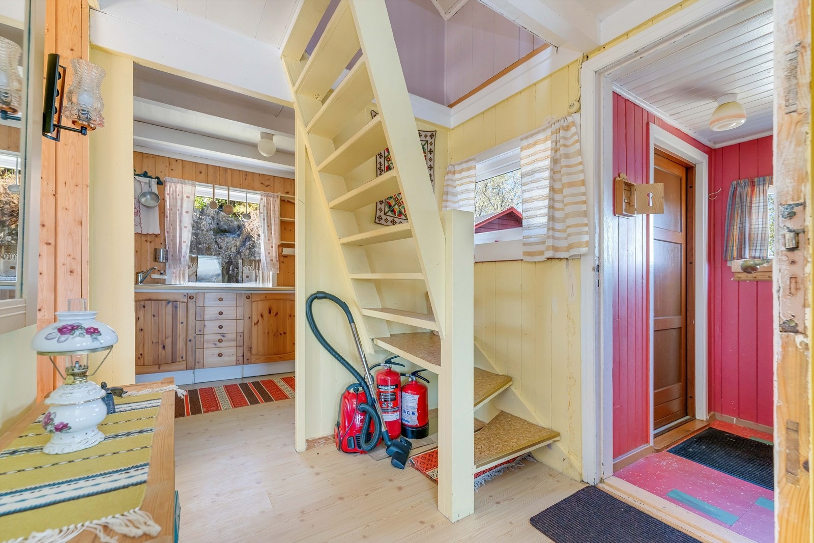Den malte tretrappen binder sammen hyttas to etasjer. Galleribilde