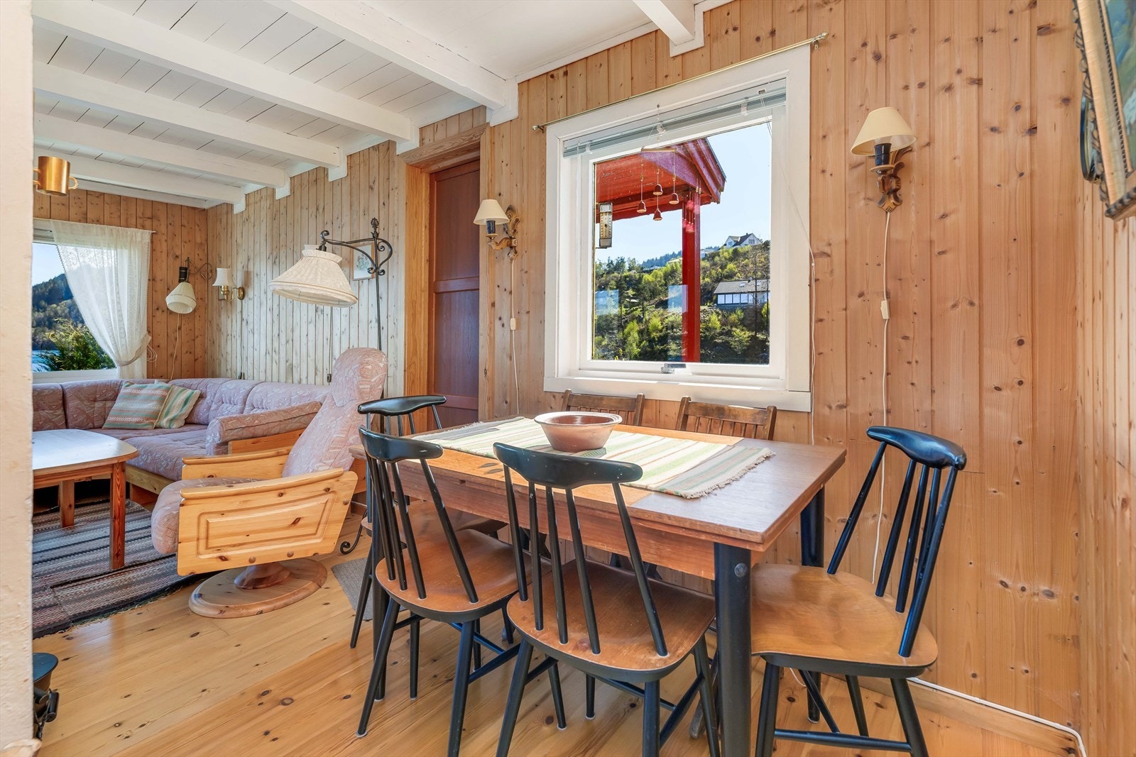 Stuen har plass til både en sofagruppe og en egen spiseplass. Galleribilde