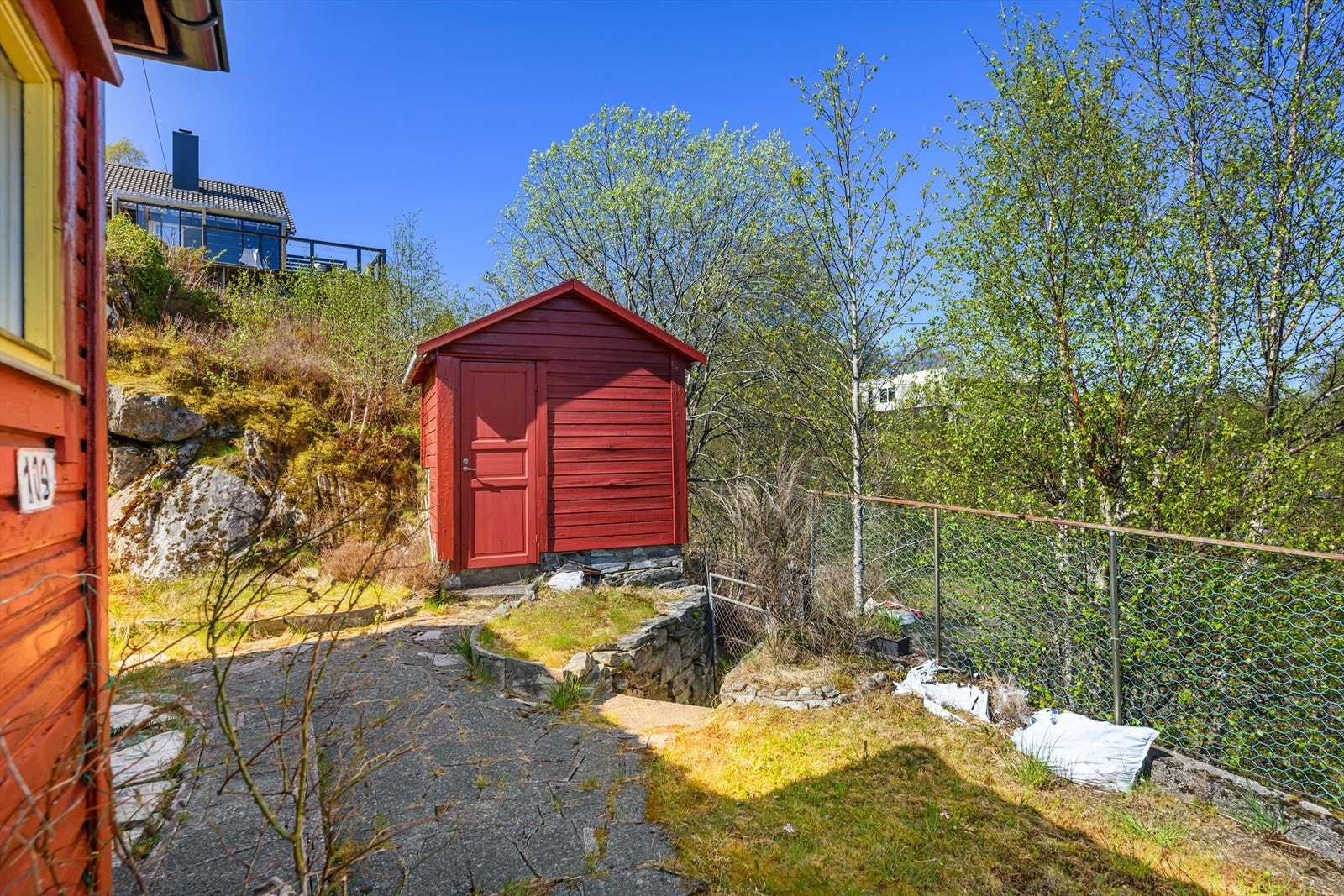 En frittstående bod i trekonstruksjon gir ekstra lagringsplass på eiendommen. Galleribilde