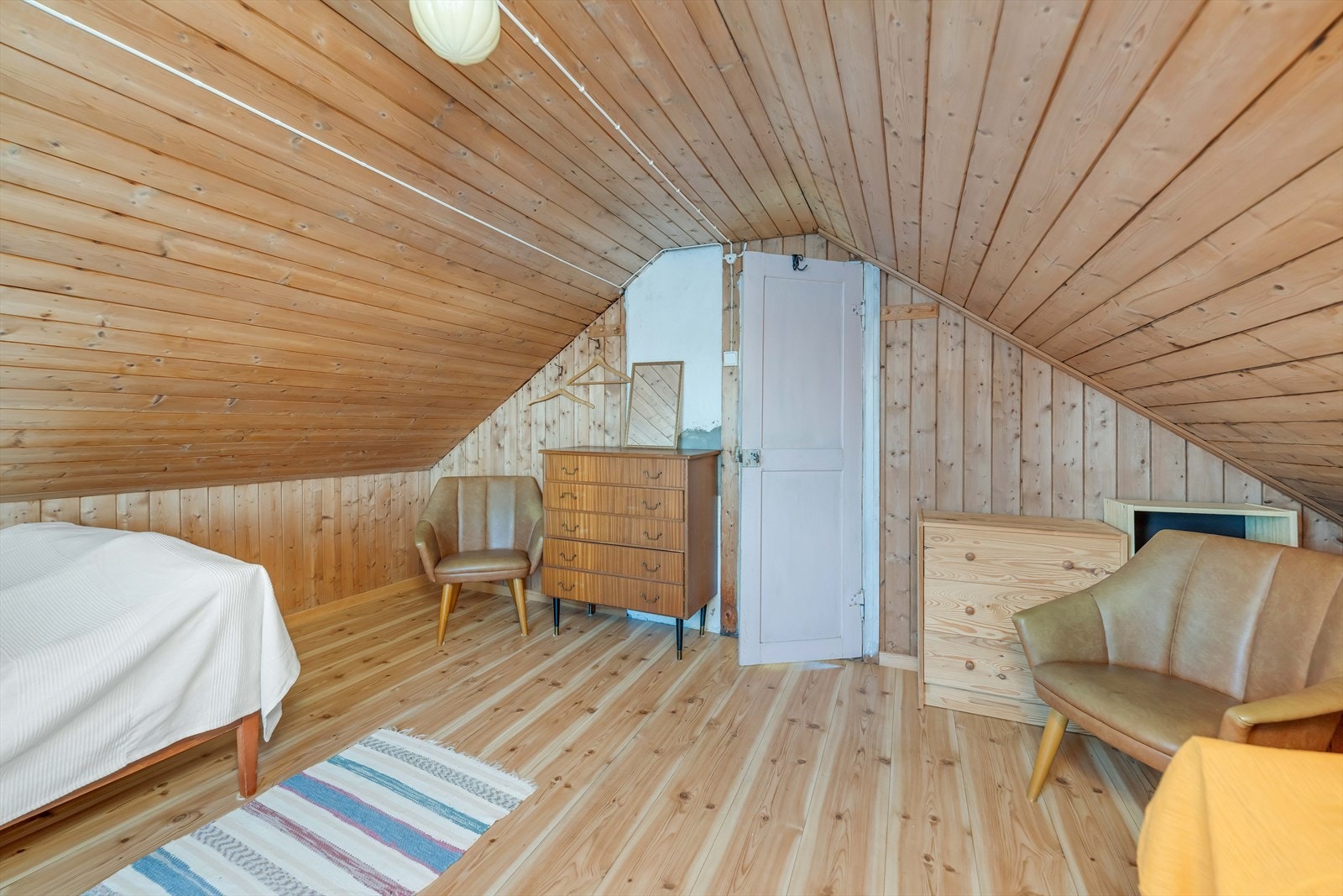 Et av de tre soverommene på loftet, med plass til møblering. Galleribilde