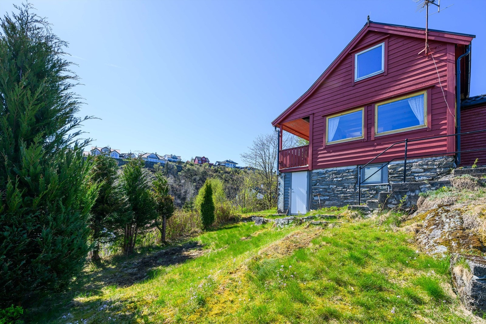 Hytta er fundamentert på en grunnmur av naturstein og betong. Galleribilde
