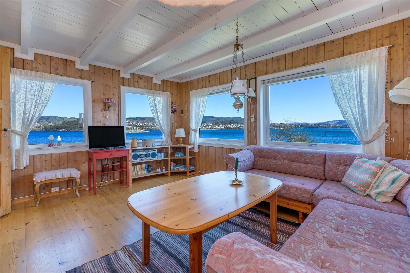 Fra stuen kan du nyte en fri og usjenert utsikt over fjordlandskapet. Galleribilde