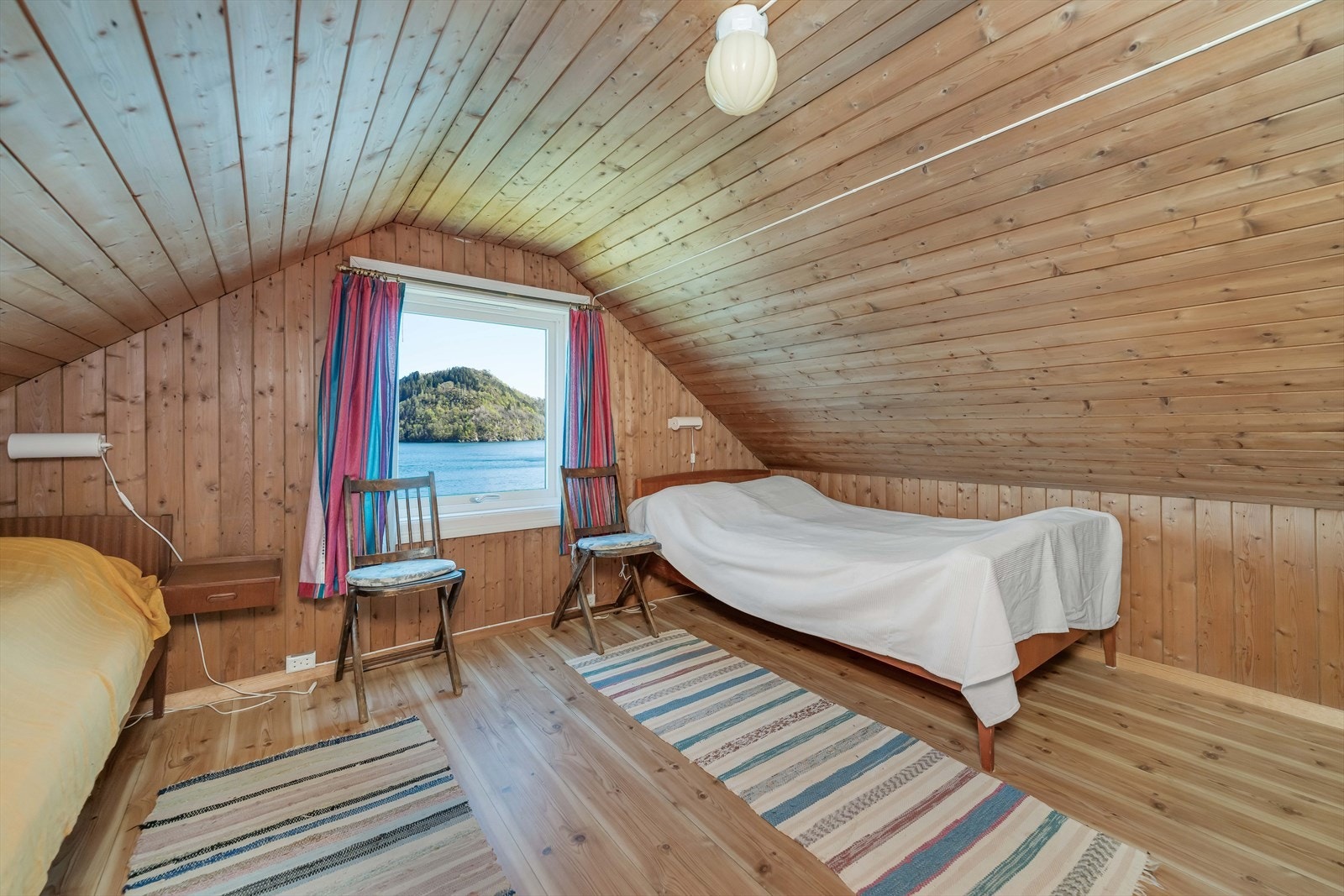Fra dette soverommet kan du våkne til utsikt over fjorden. Galleribilde